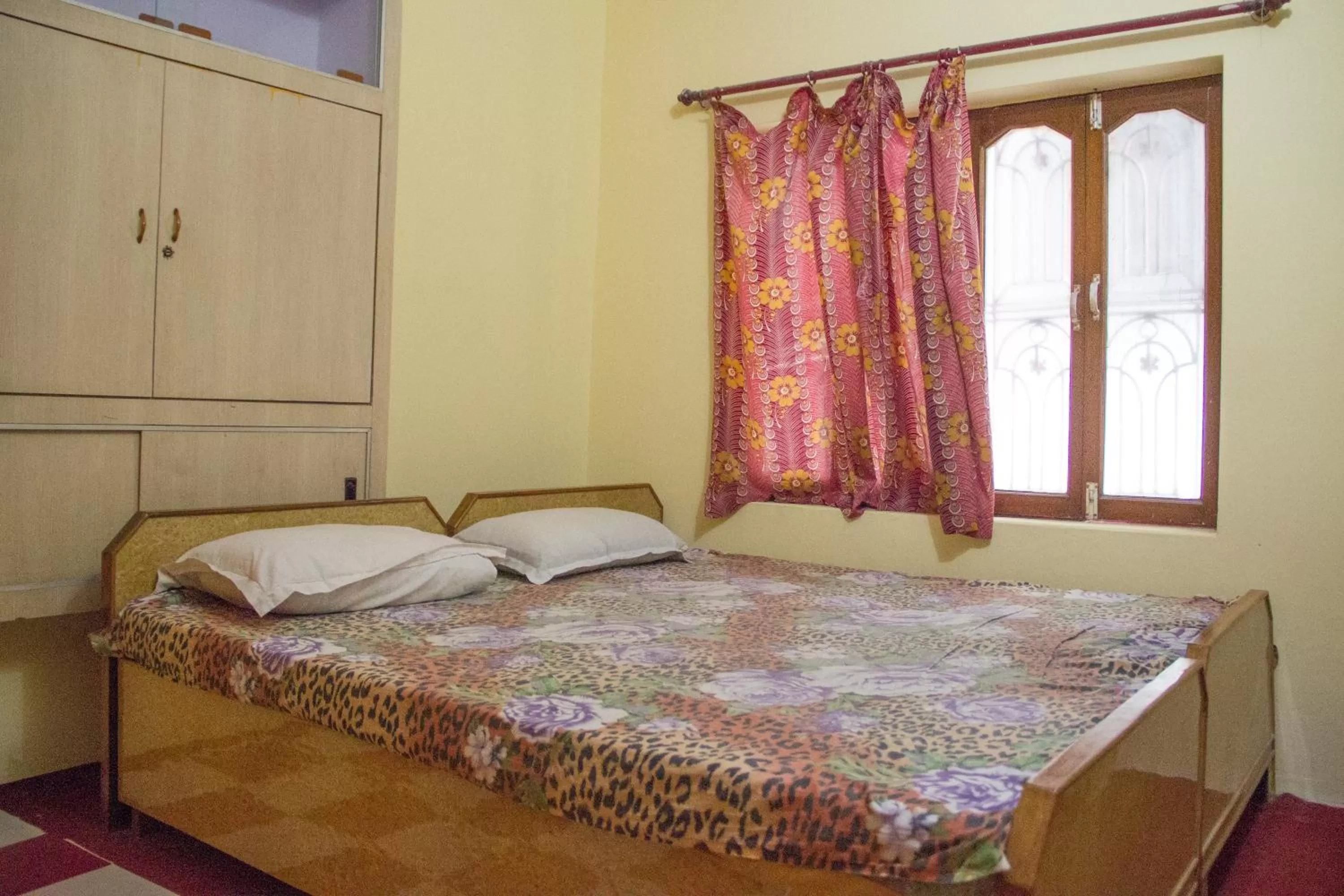 Standard Double Room with Shared Bathroom - single occupancy in Somit Paying Guest House