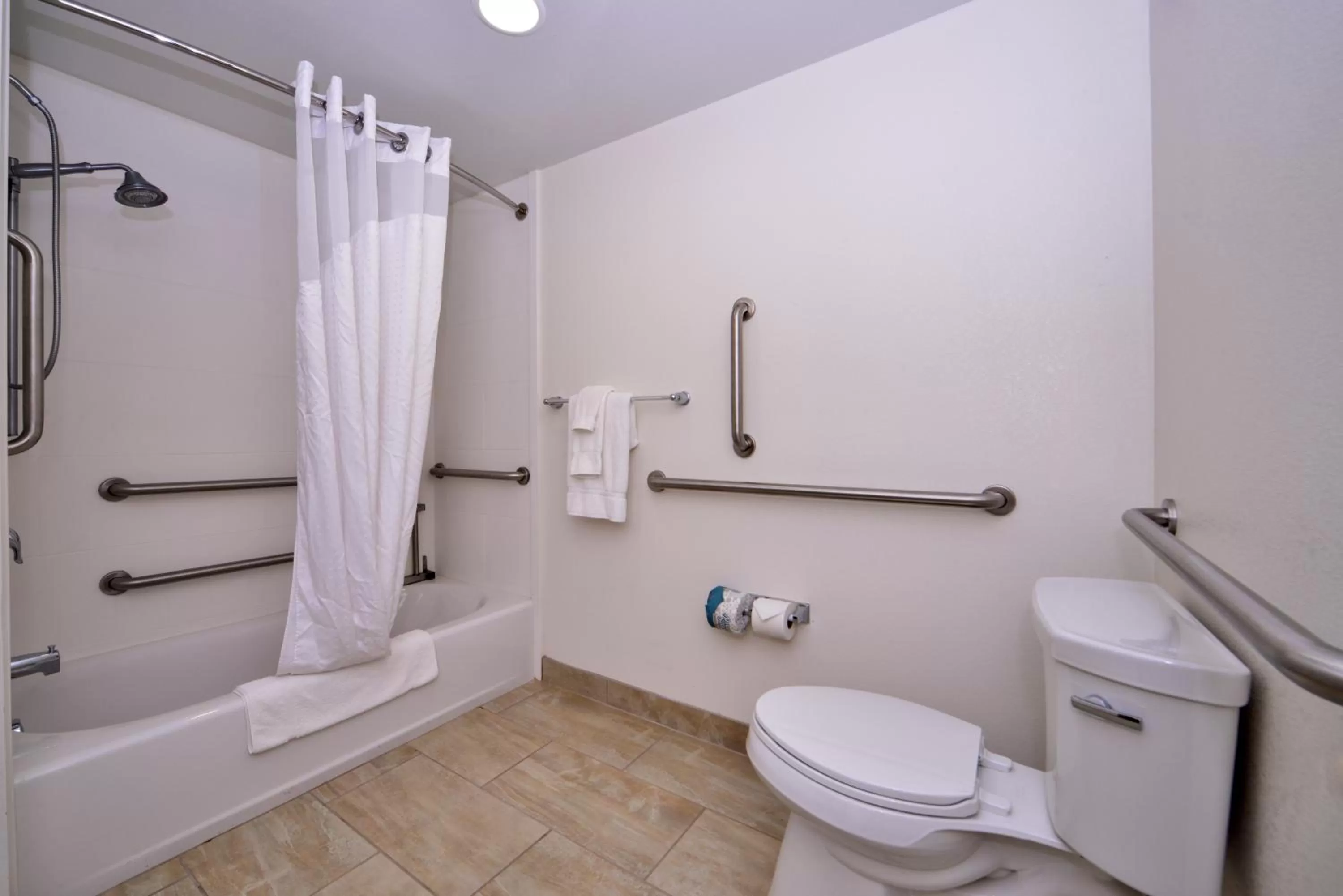 Standard Queen Room with Two Queen Beds and Mobility Accessible Tub in Holiday Inn Express & Suites Page - Lake Powell Area by IHG
