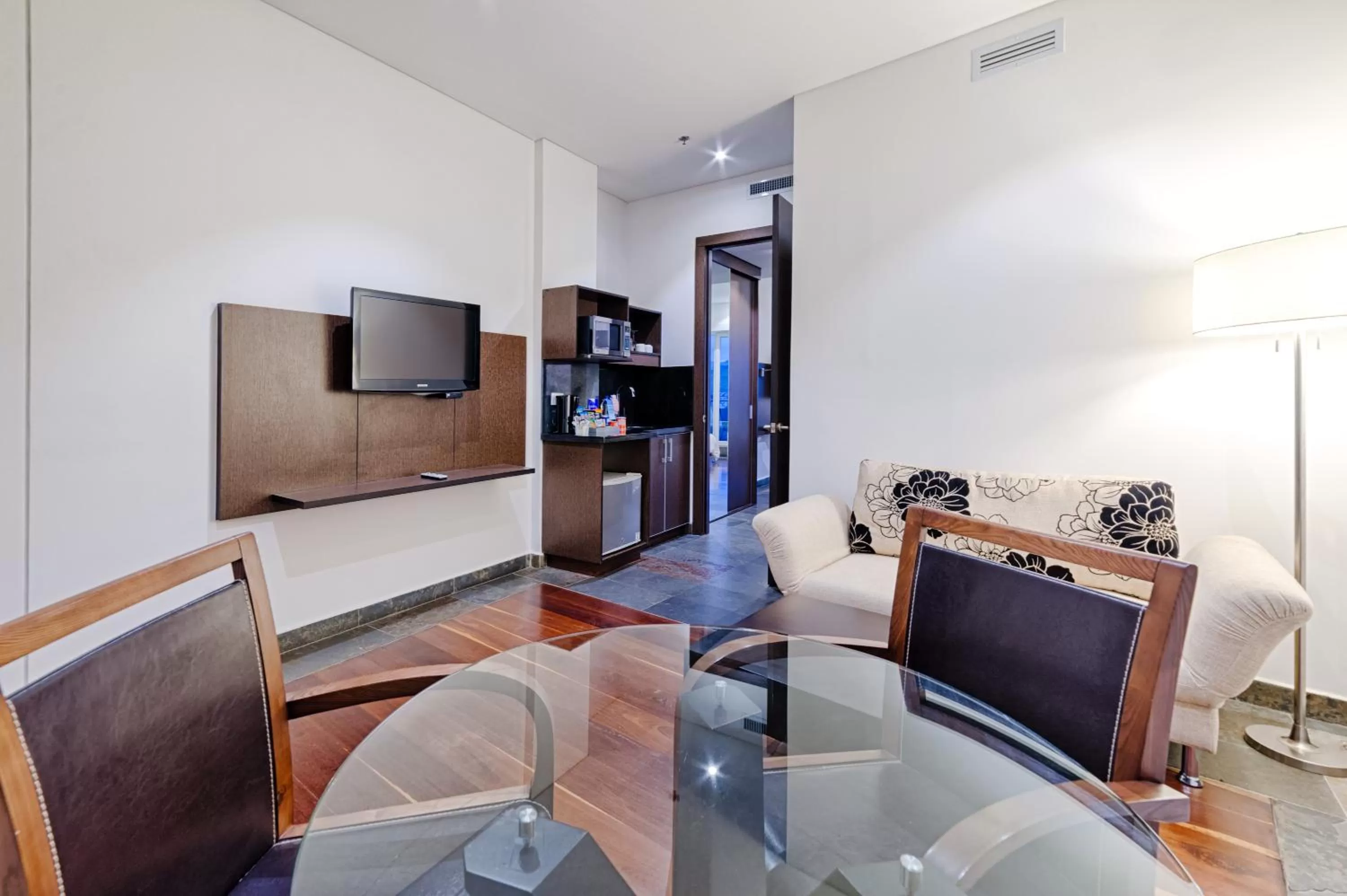 Luxury King Room with Balcony in Hotel Spiwak Chipichape Cali