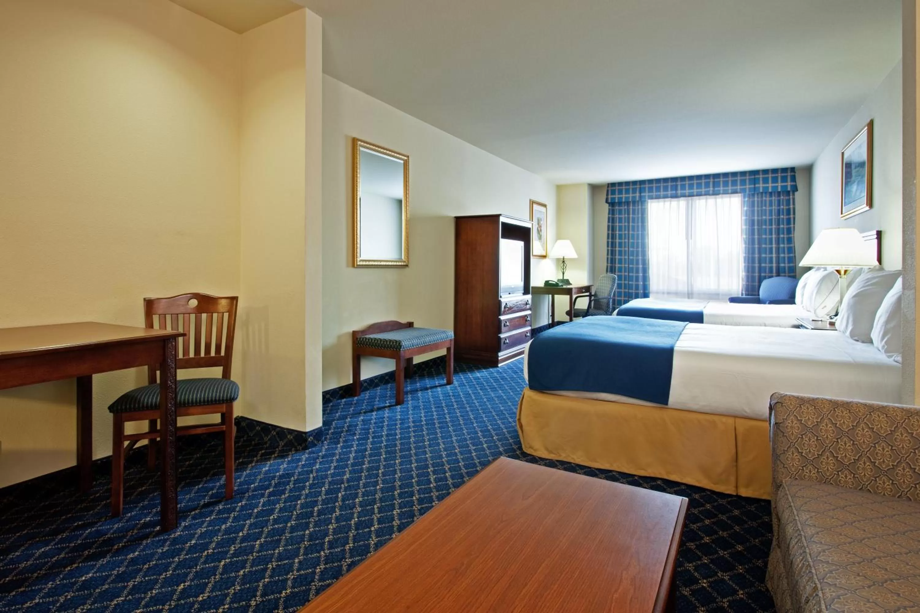 Queen Suite with Two Queen Beds in Holiday Inn Express Hotel & Suites Paragould by IHG
