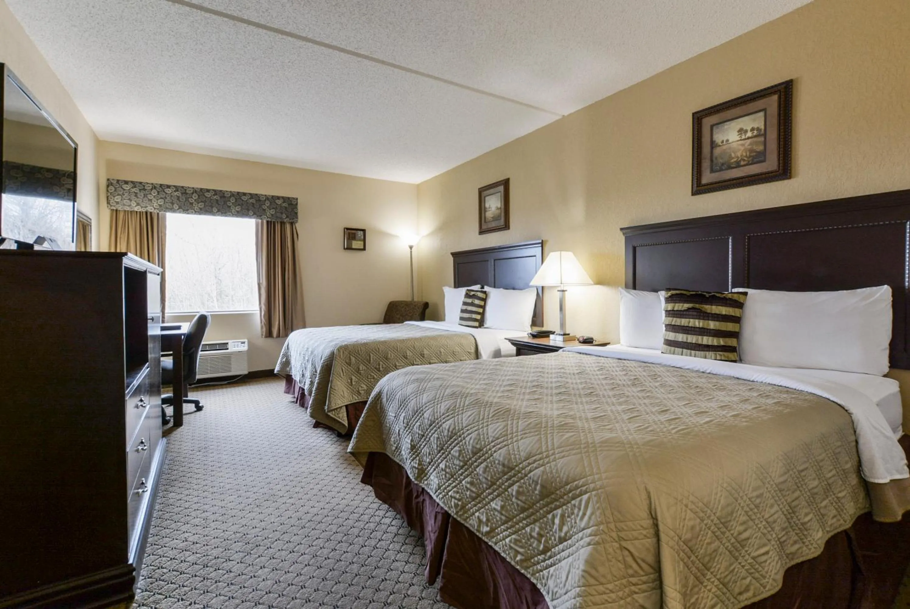 Queen Room with Two Queen Beds in Grand View Inn & Suites