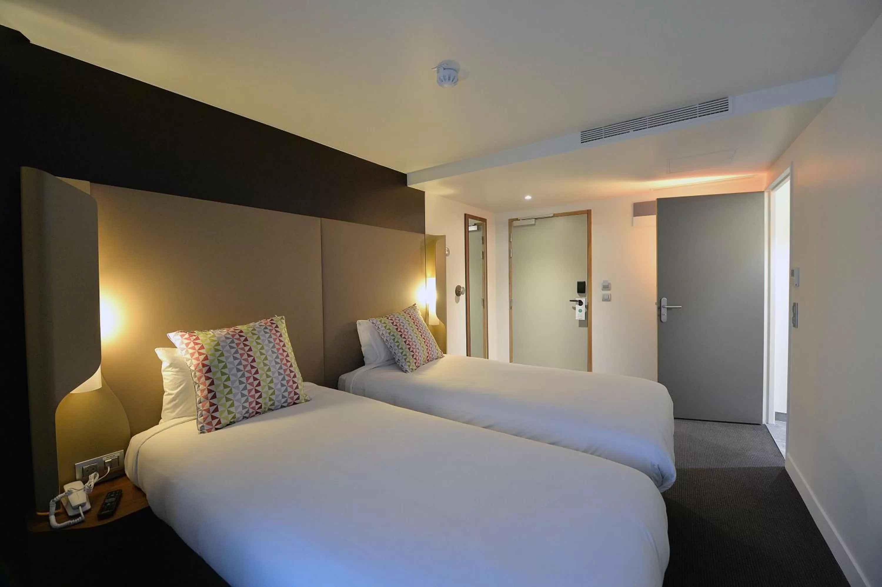 Standard Twin Room in CAMPANILE PARIS - Clichy Centre