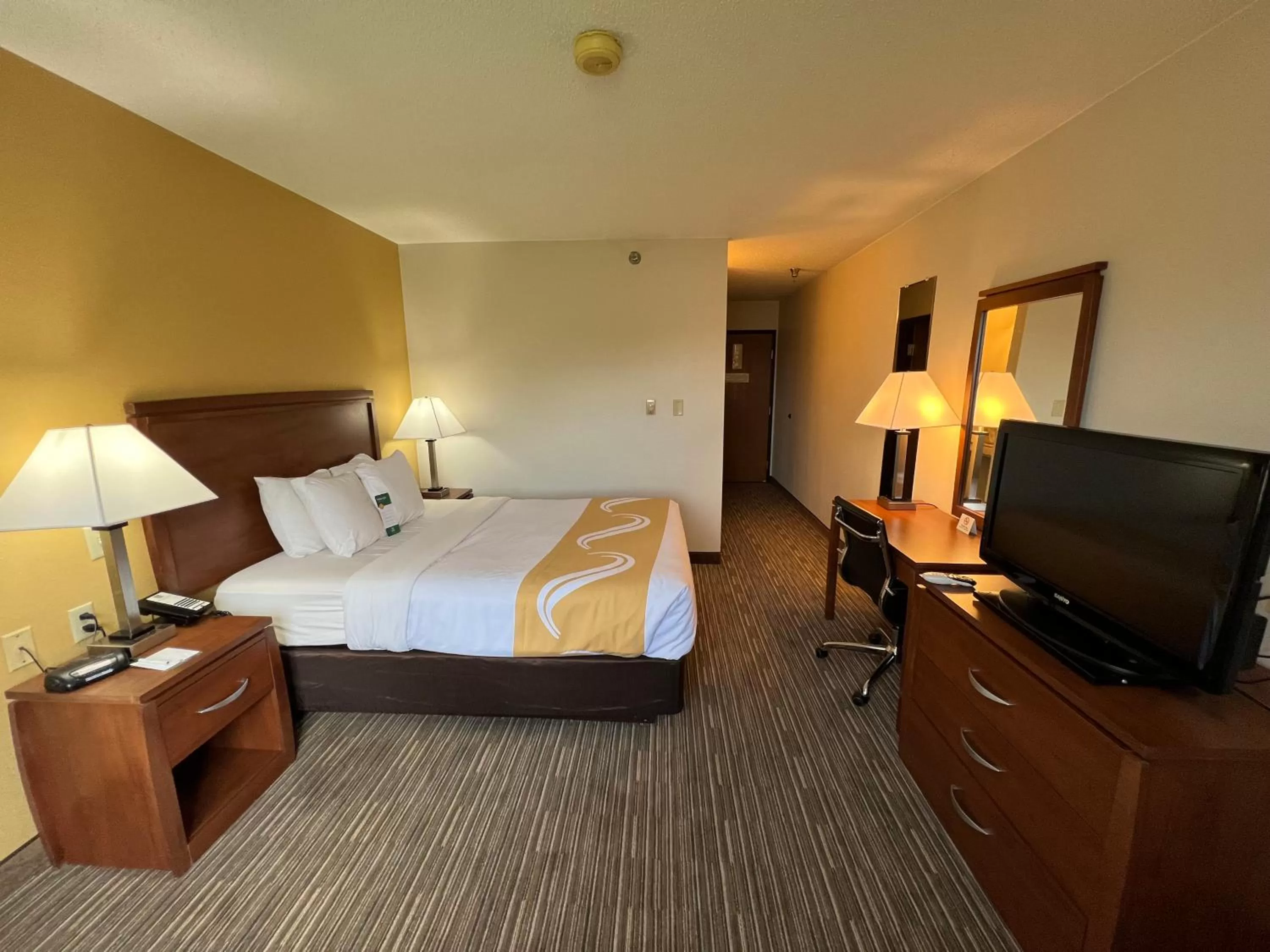 Queen Room - Accessible/Nonsmoking in Quality Inn Mitchell I-90