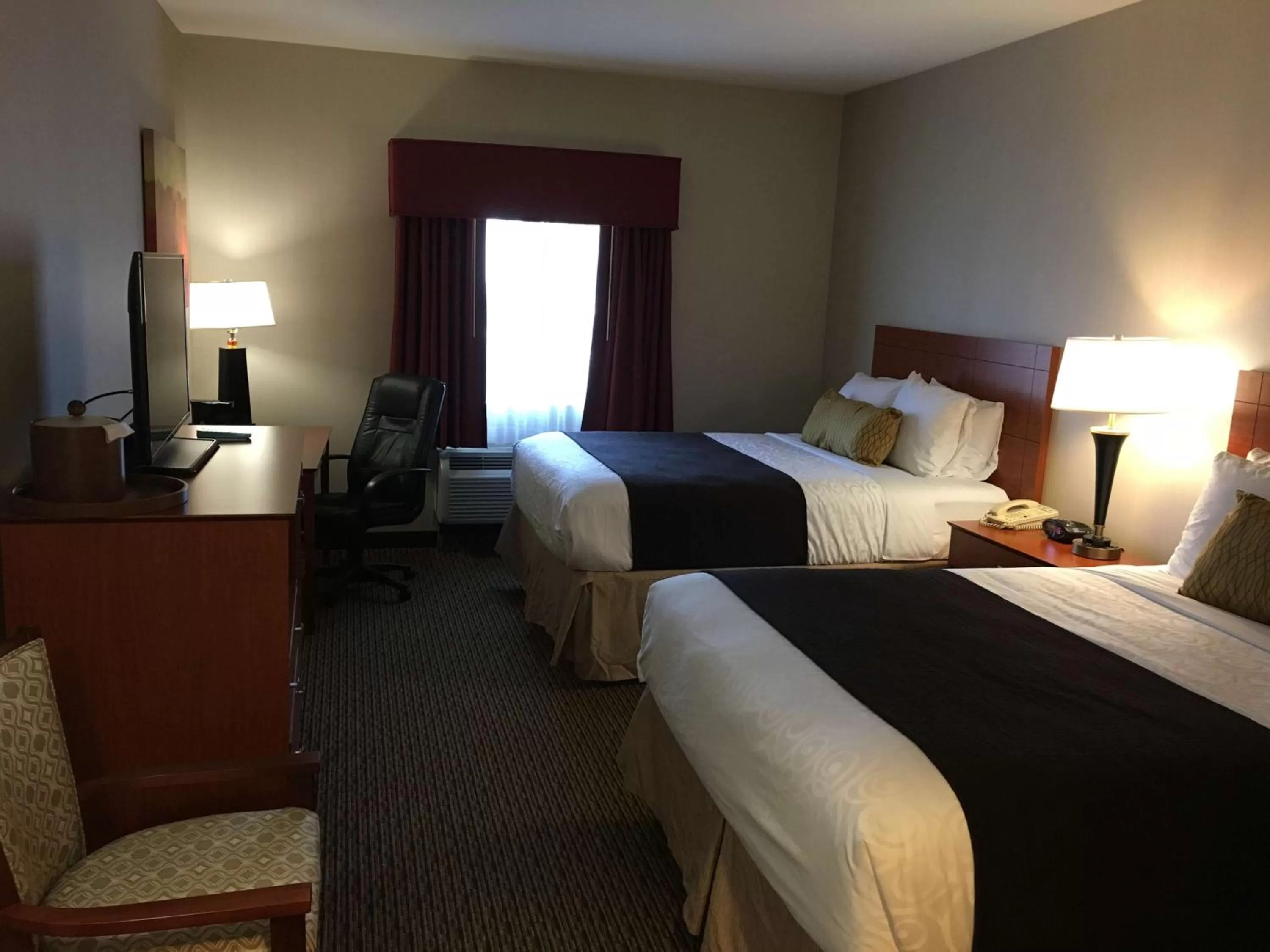 Queen Room with Two Queen Beds - Non-Smoking in Best Western Plus Arrowhead Hotel