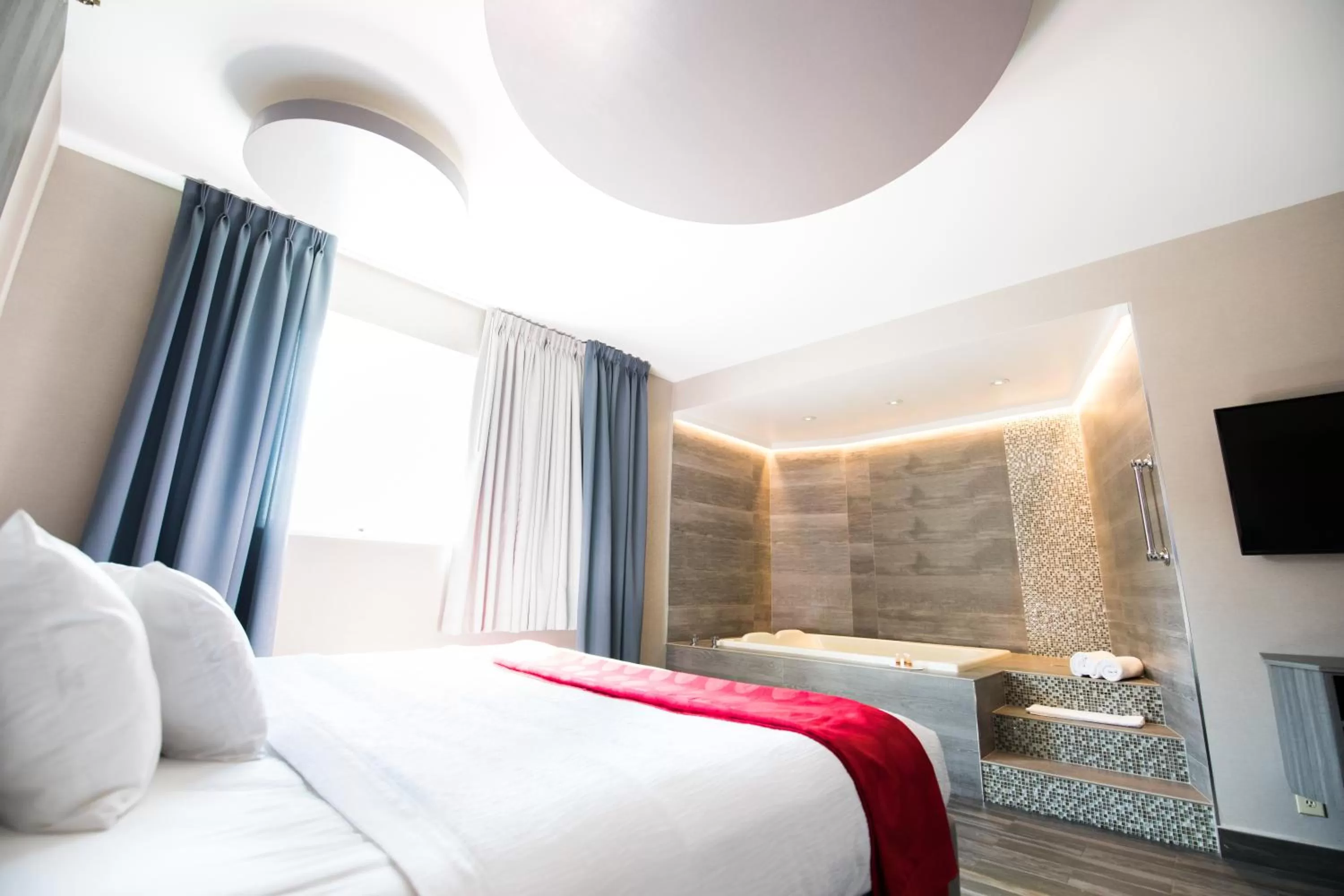 King Suite with Spa Bath in Ramada by Wyndham Bronx