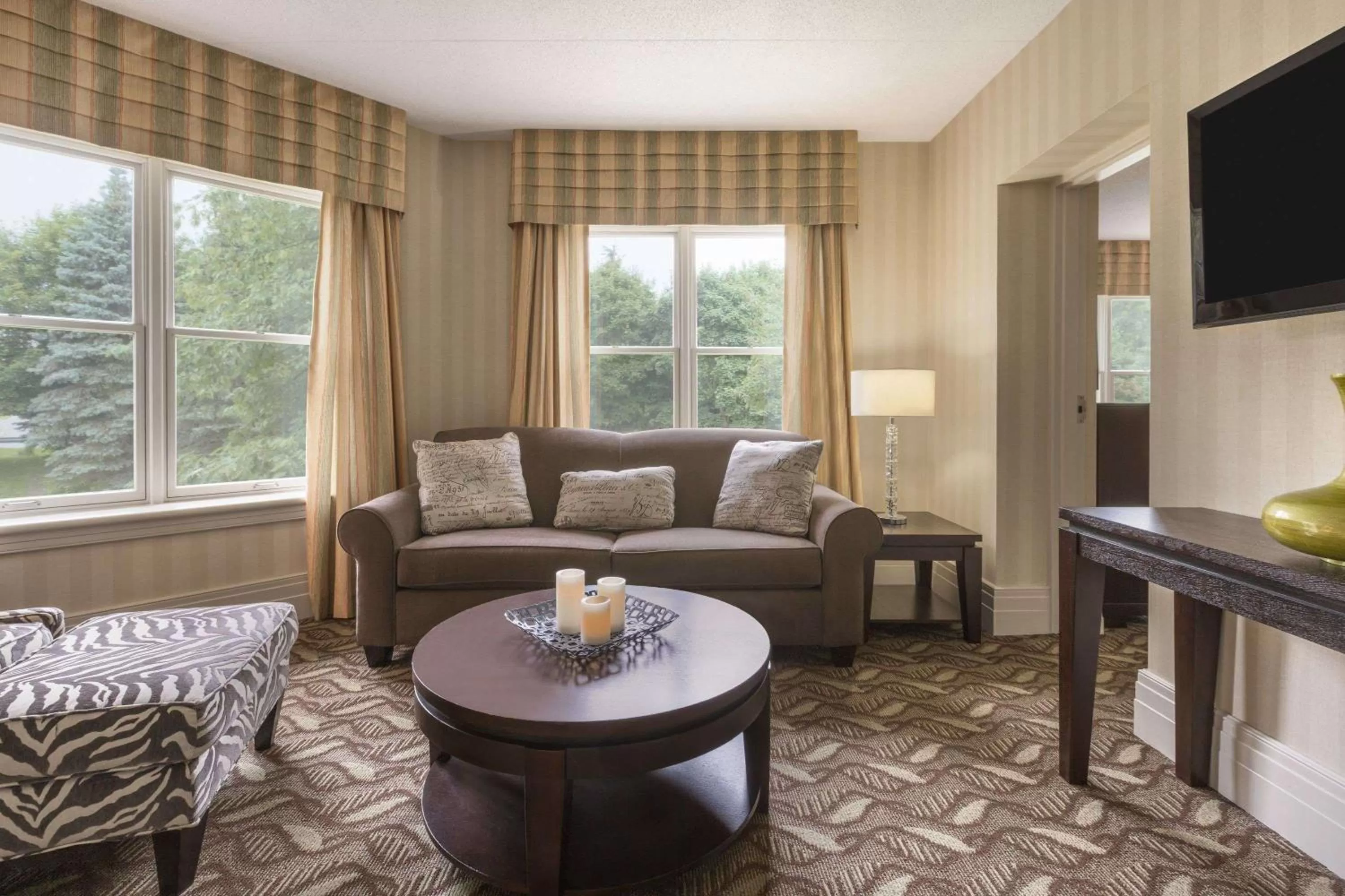 One-Bedroom Executive Queen Suite - Non-Smoking in Spencer Hotel & Conference Centre