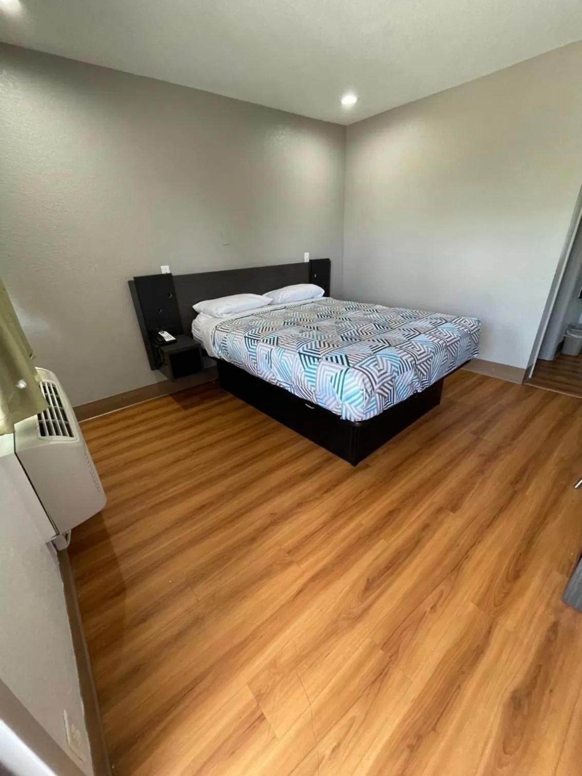 Standard Room with – One Queen Bed - single occupancy in Motel 6-Port Allen, LA - Baton Rouge