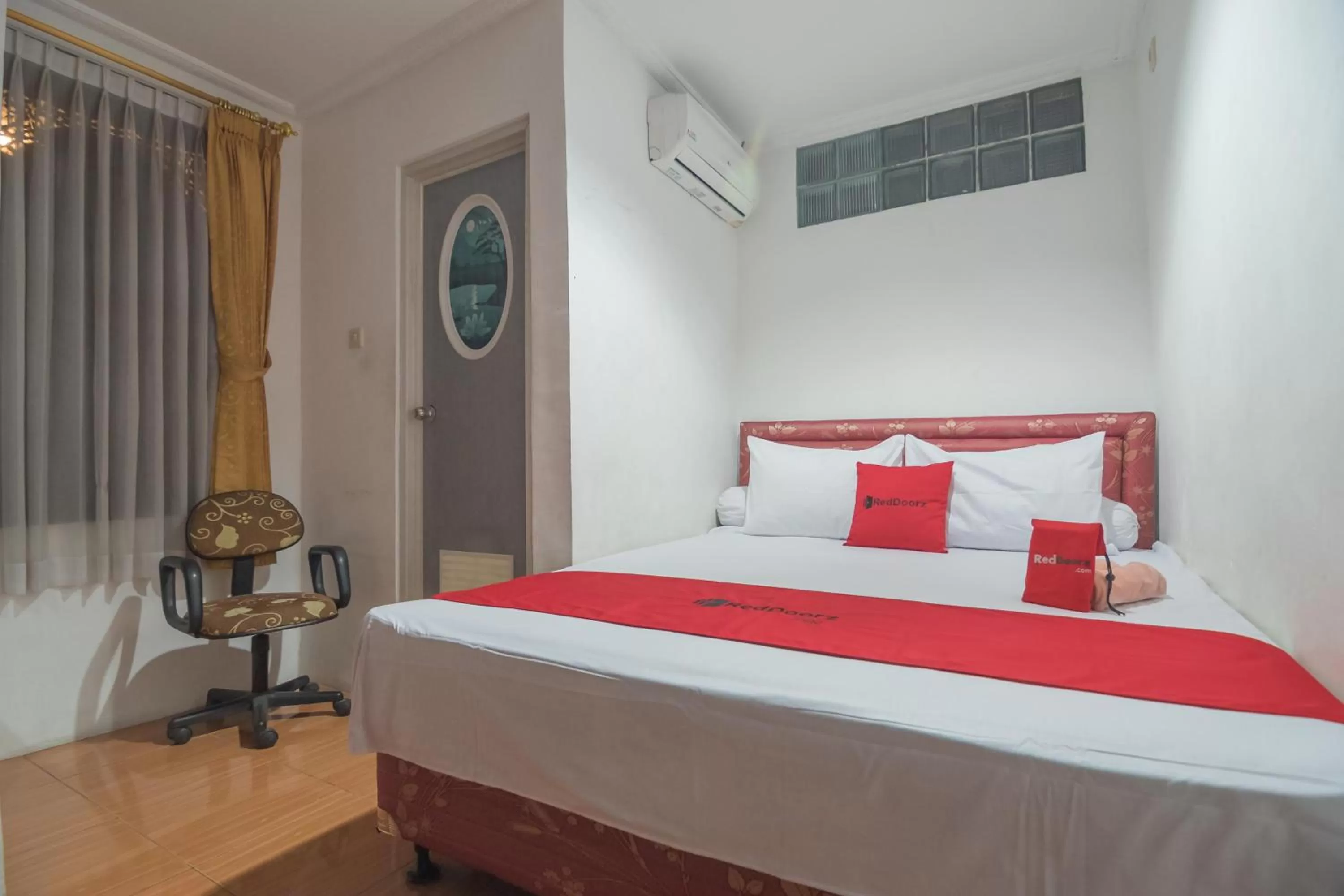 Double Room in RedDoorz Syariah near Margahayu Raya