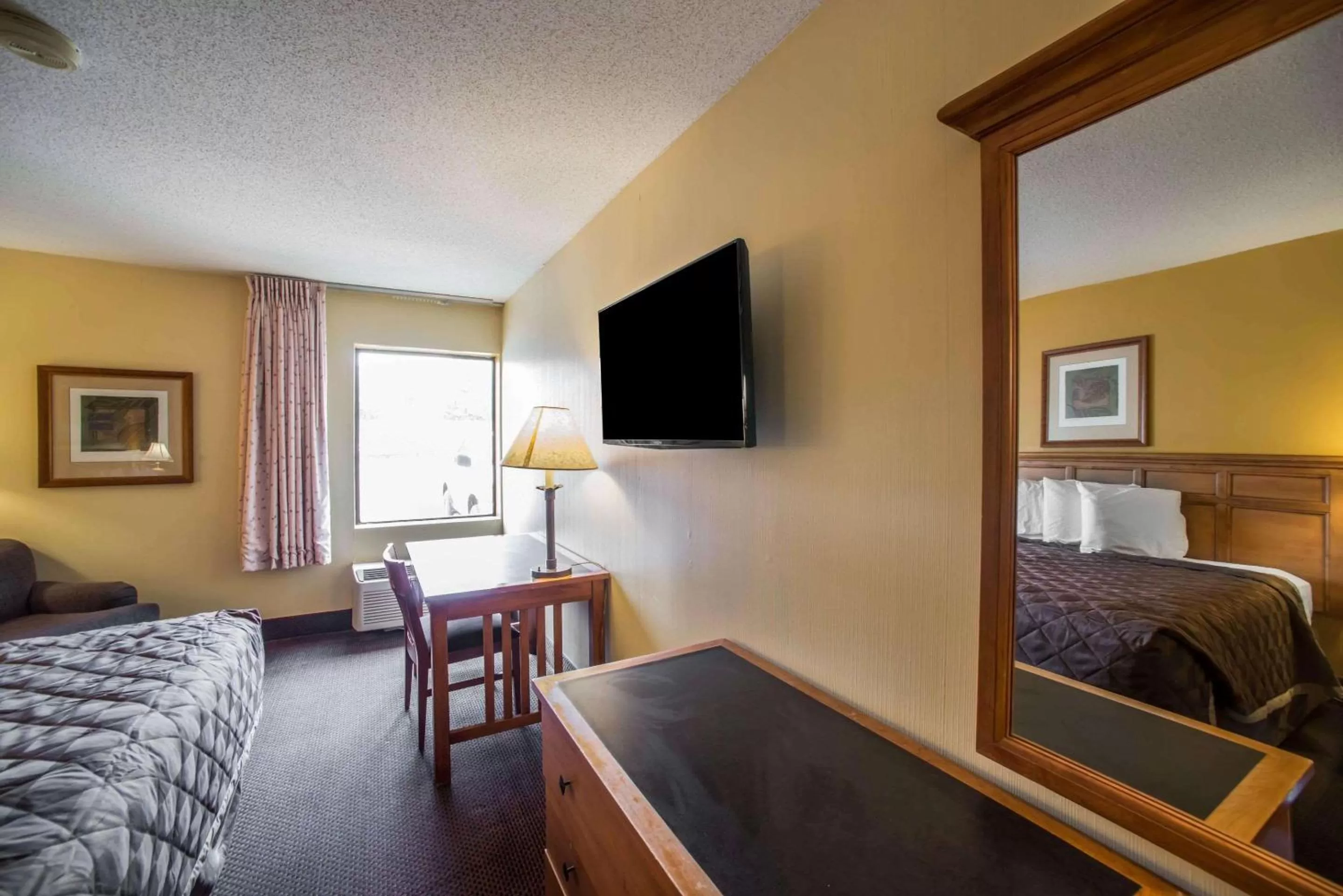 King Room - Non-Smoking in Econo Lodge Marion