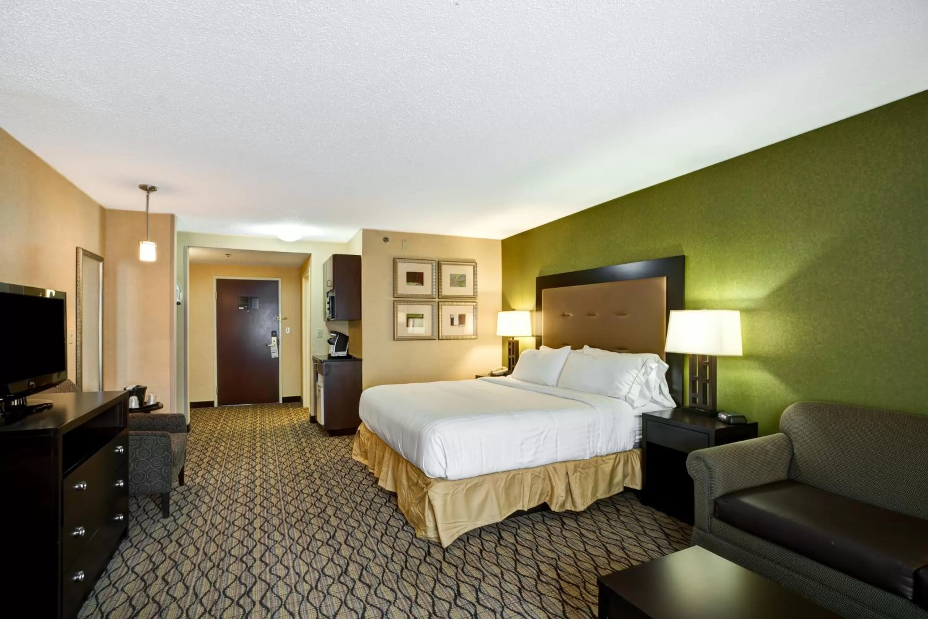 King Suite with Hearing Accessiblity - Non-Smoking in Holiday Inn Express Hotel & Suites Christiansburg, an IHG Hotel
