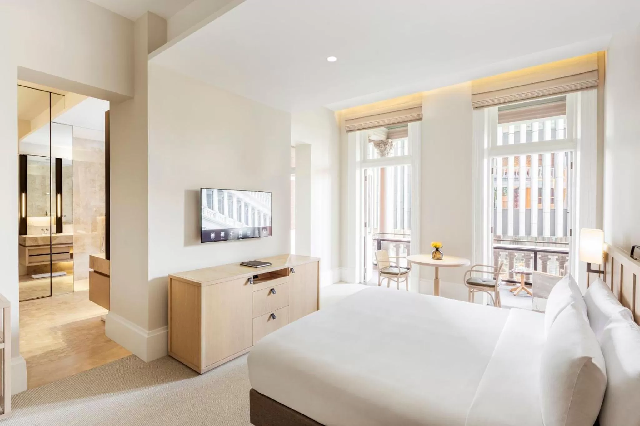 Heritage King Room with Balcony in COMO The Treasury