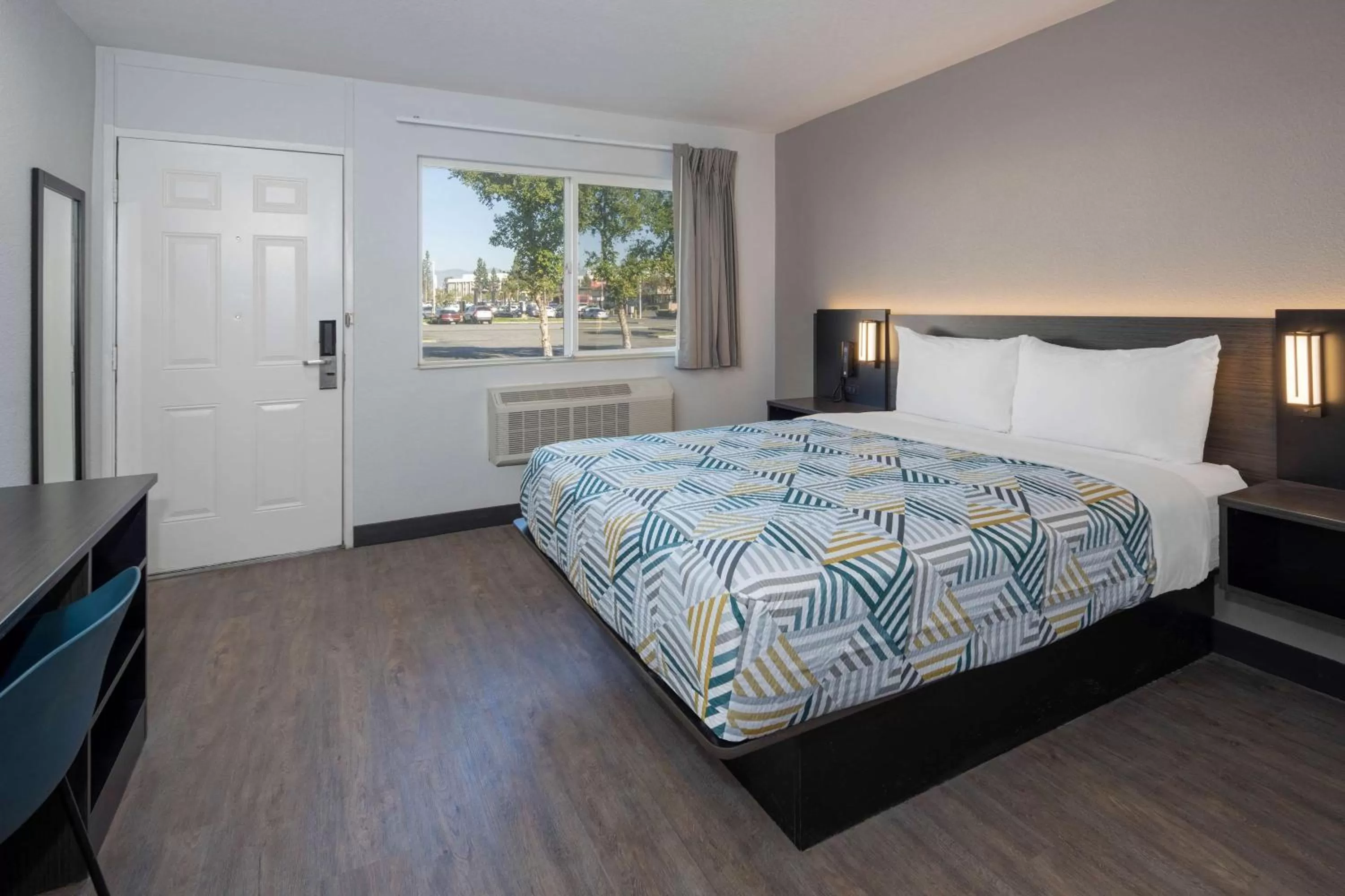 Deluxe Queen Room in Motel 6-Fontana, CA