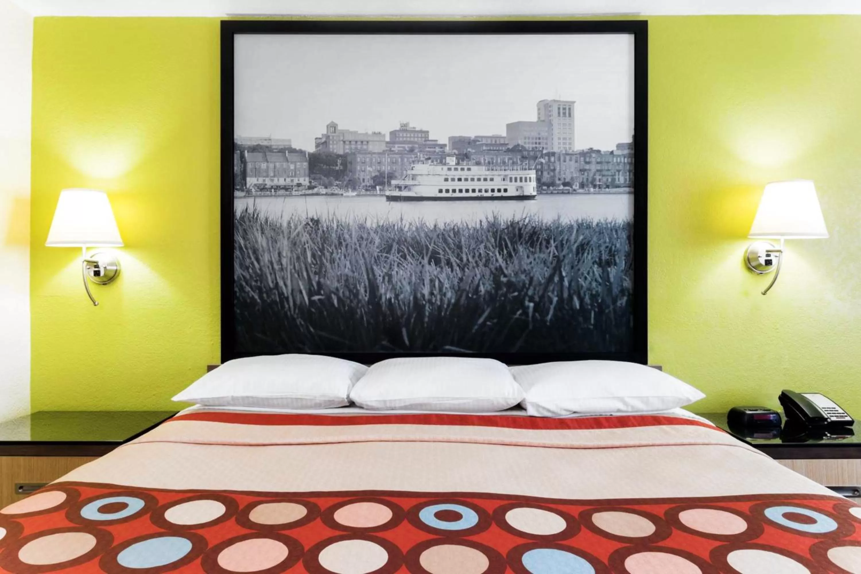 Business King Room - Non-Smoking in Super 8 by Wyndham Brunswick/St Simons Island Area