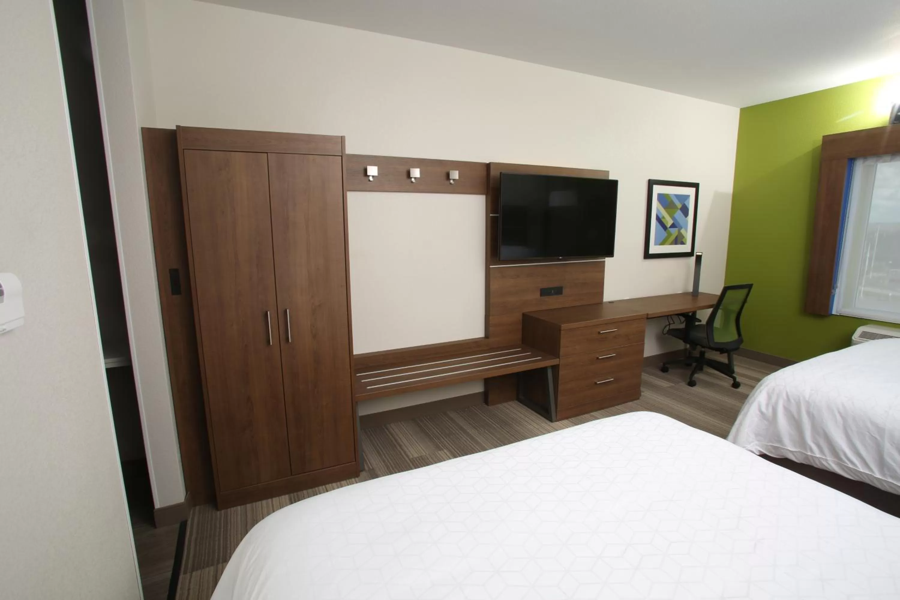 Twin Room with Mobility Accessible Roll-In Shower - Non-Smoking in Holiday Inn Express - McCook by IHG