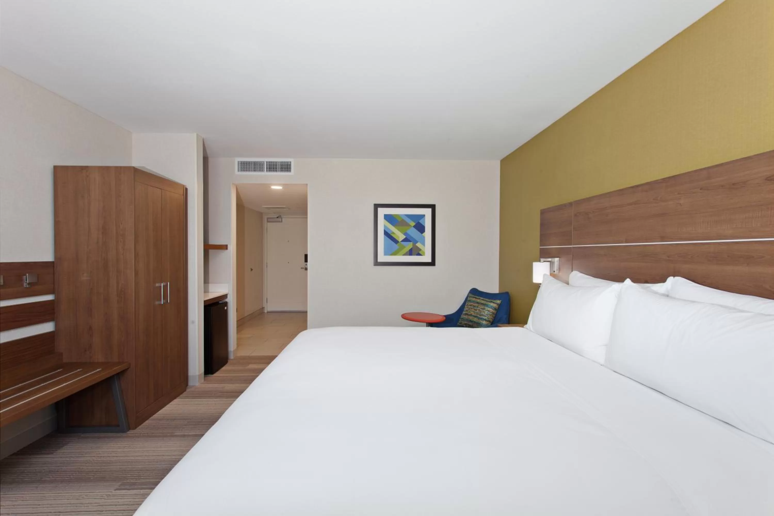 Standard King Room in Holiday Inn Express & Suites Pasadena - Los Angeles by IHG