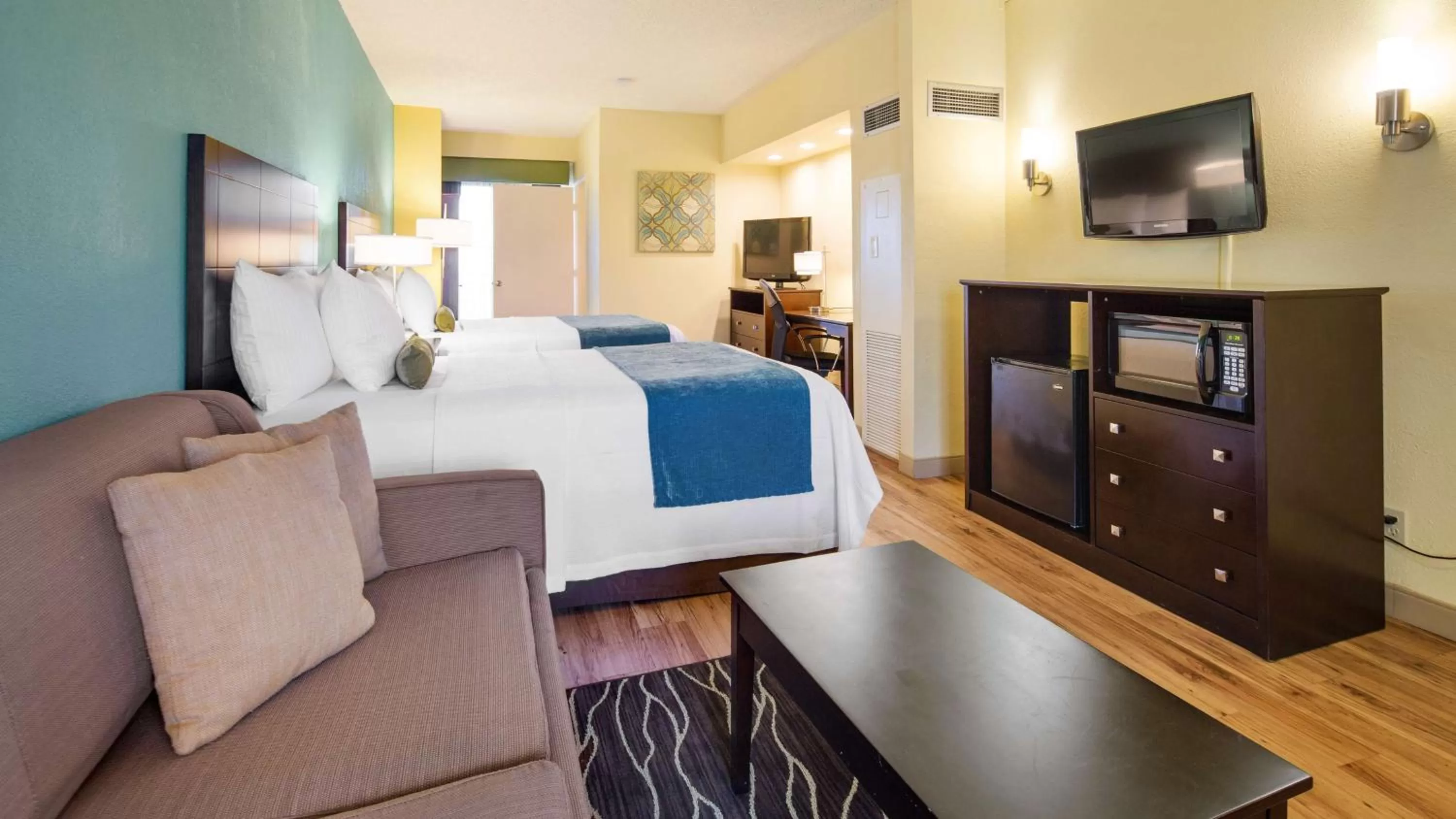Bedroom, Bed in Best Western Plus Deerfield Beach Hotel & Suites