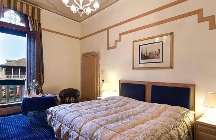 Deluxe Twin Room with Canal View in Foscari Palace