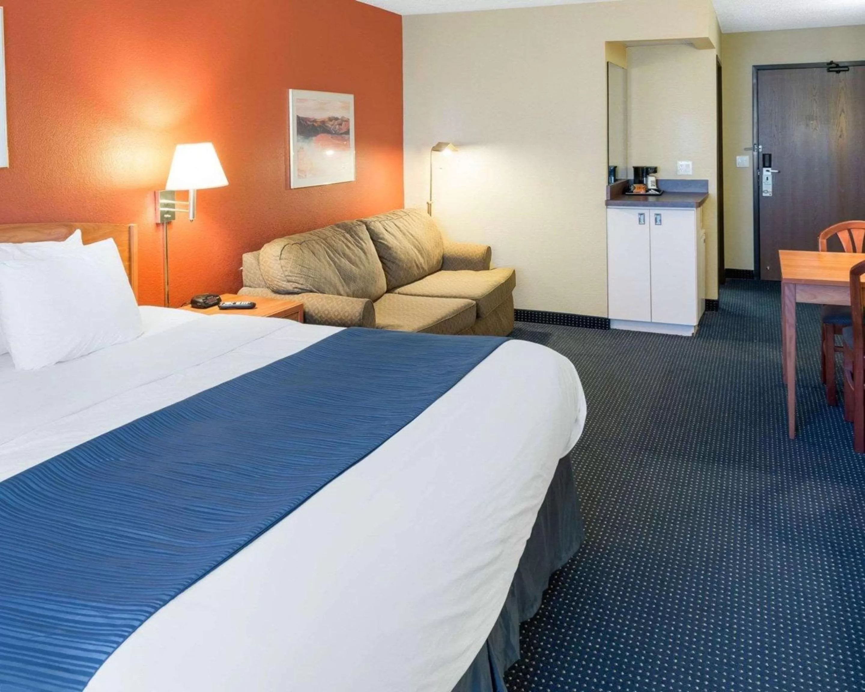 King Suite - Non-Smoking in Quality Inn Lakeville