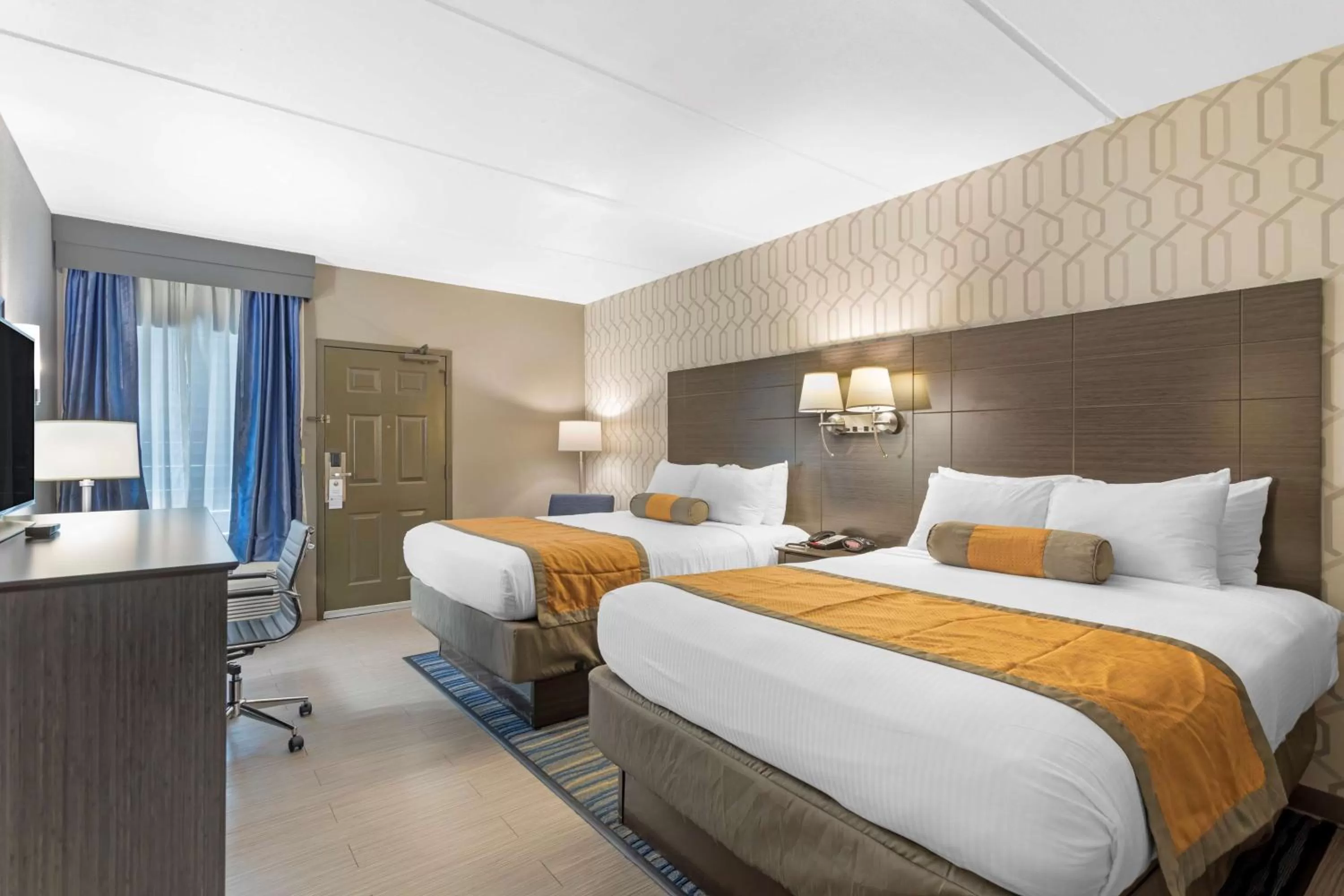 Queen Suite with Two Queen Beds and Sofa Bed - First Floor/Non-Smoking in Best Western Plus Bowling Green