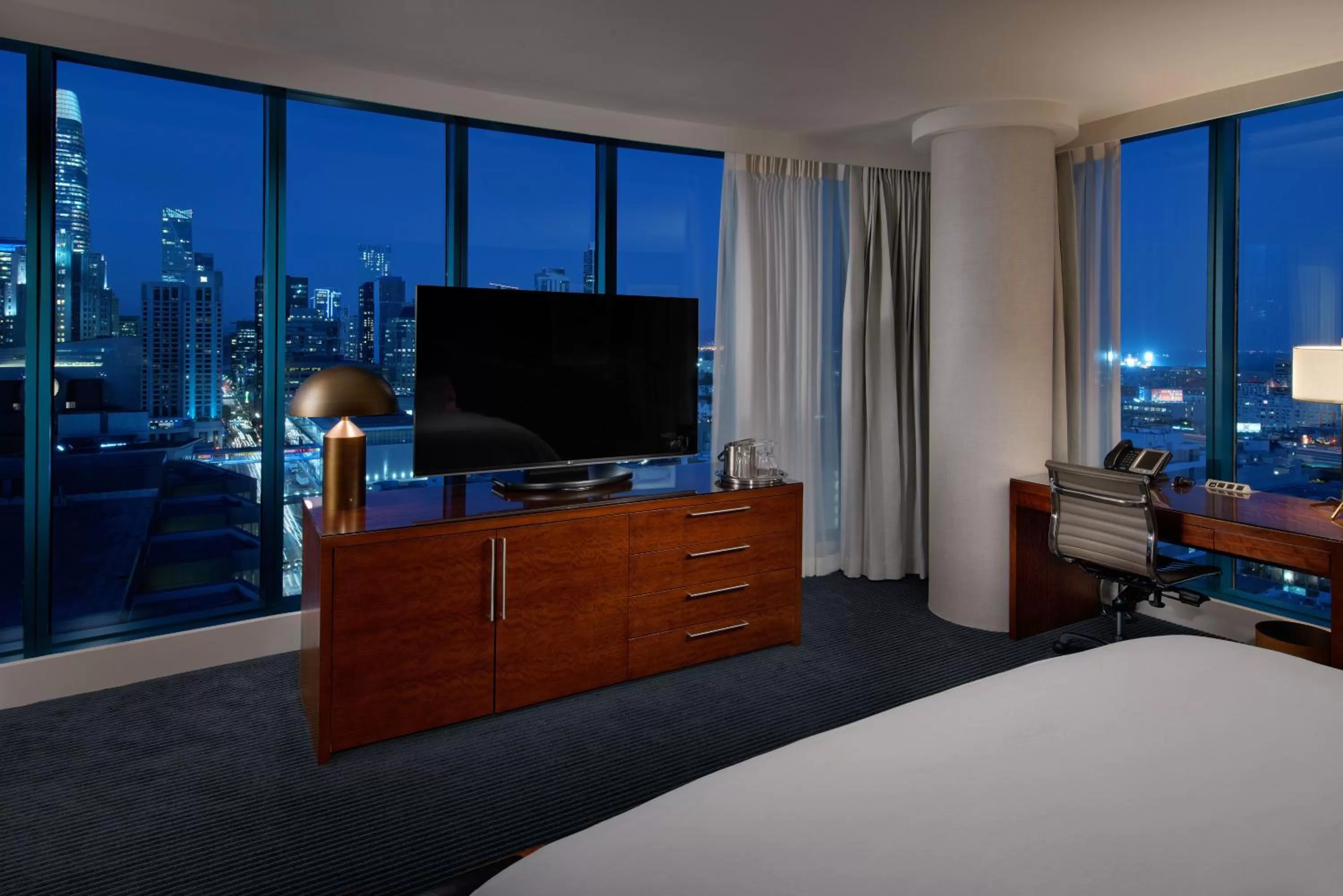 Corner King Room with City View in InterContinental San Francisco by IHG