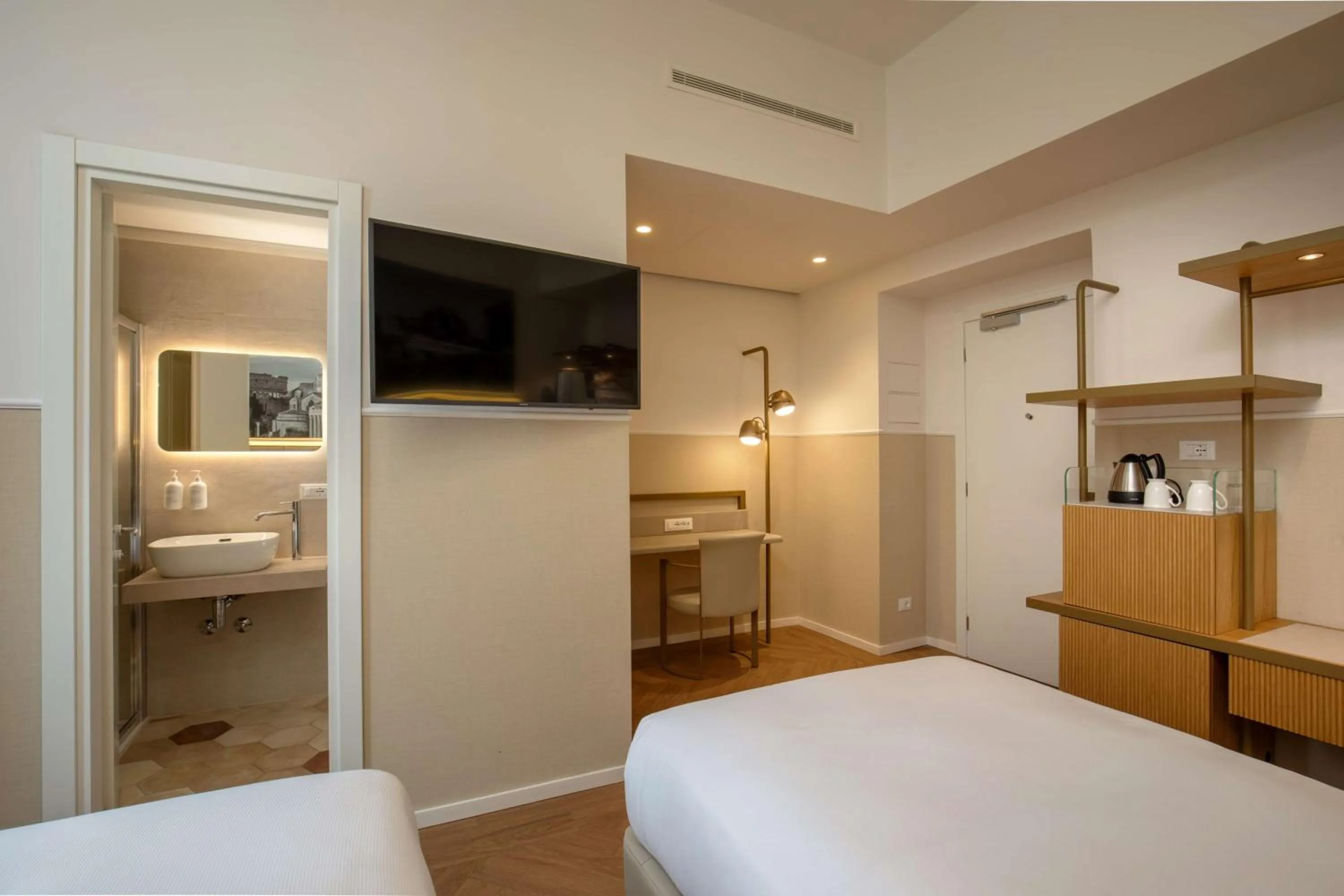 Superior Twin Room in Cosmopolita Rome Colosseum, Tapestry Collection by Hilton