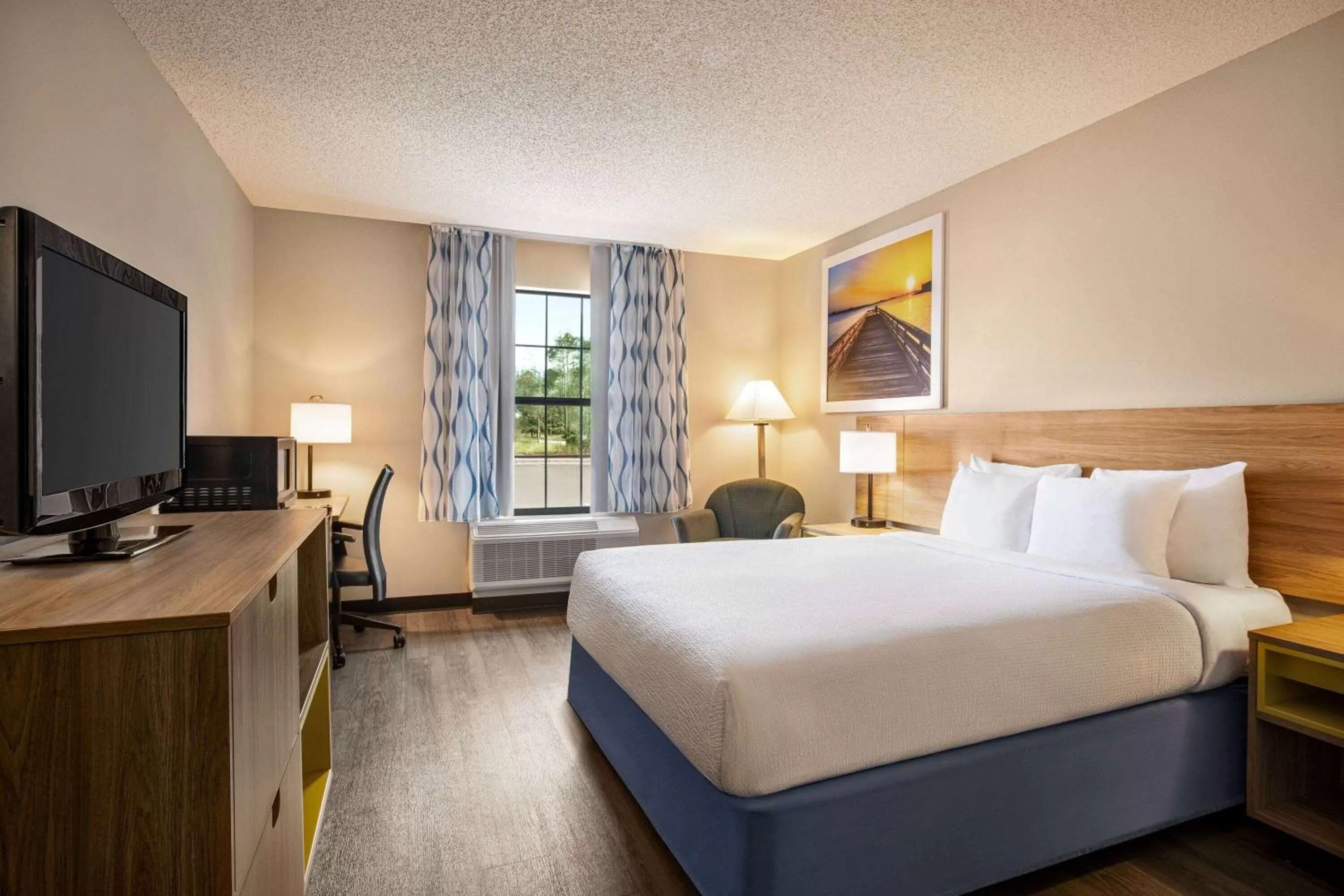 Queen Room - Disability Access - Non-Smoking in Days Inn by Wyndham Shallotte