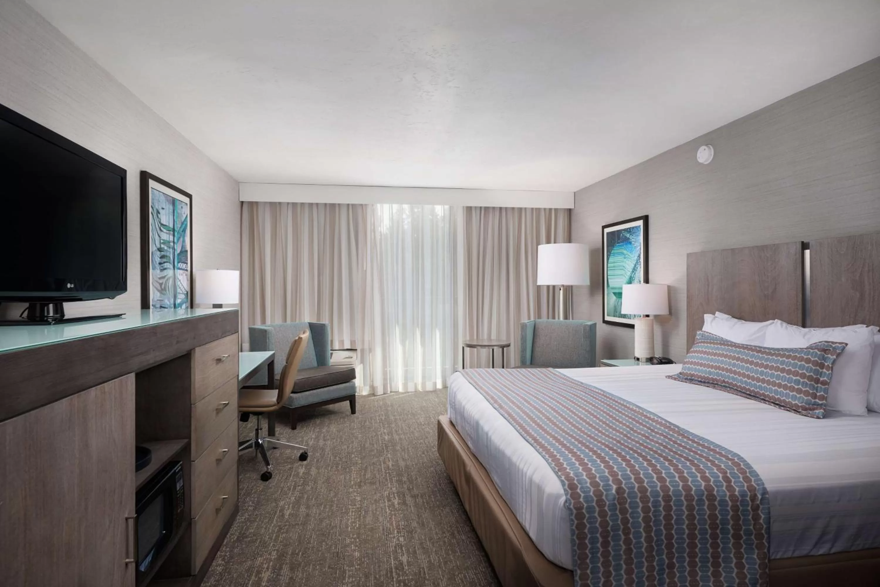 Queen Room with Hillside View in Best Western Plus Agate Beach Inn