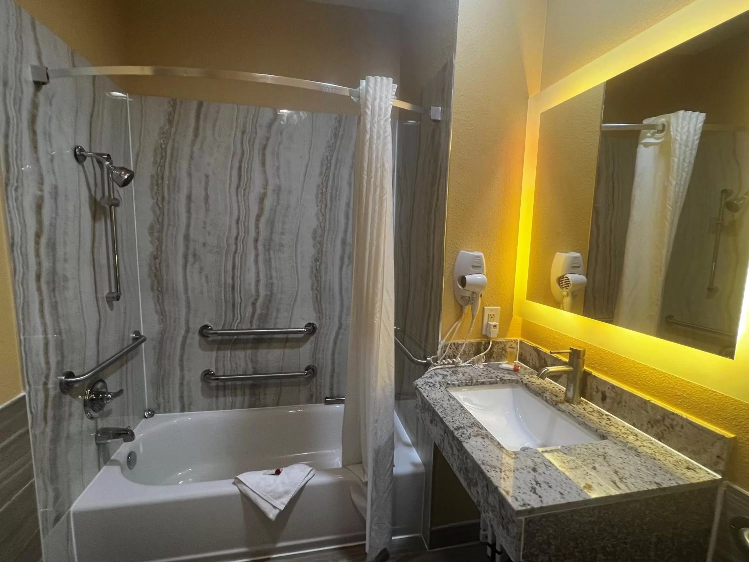 King Room with Bath Tub - Mobility Accessible/Non-Smoking in Super 8 by Wyndham Pasadena