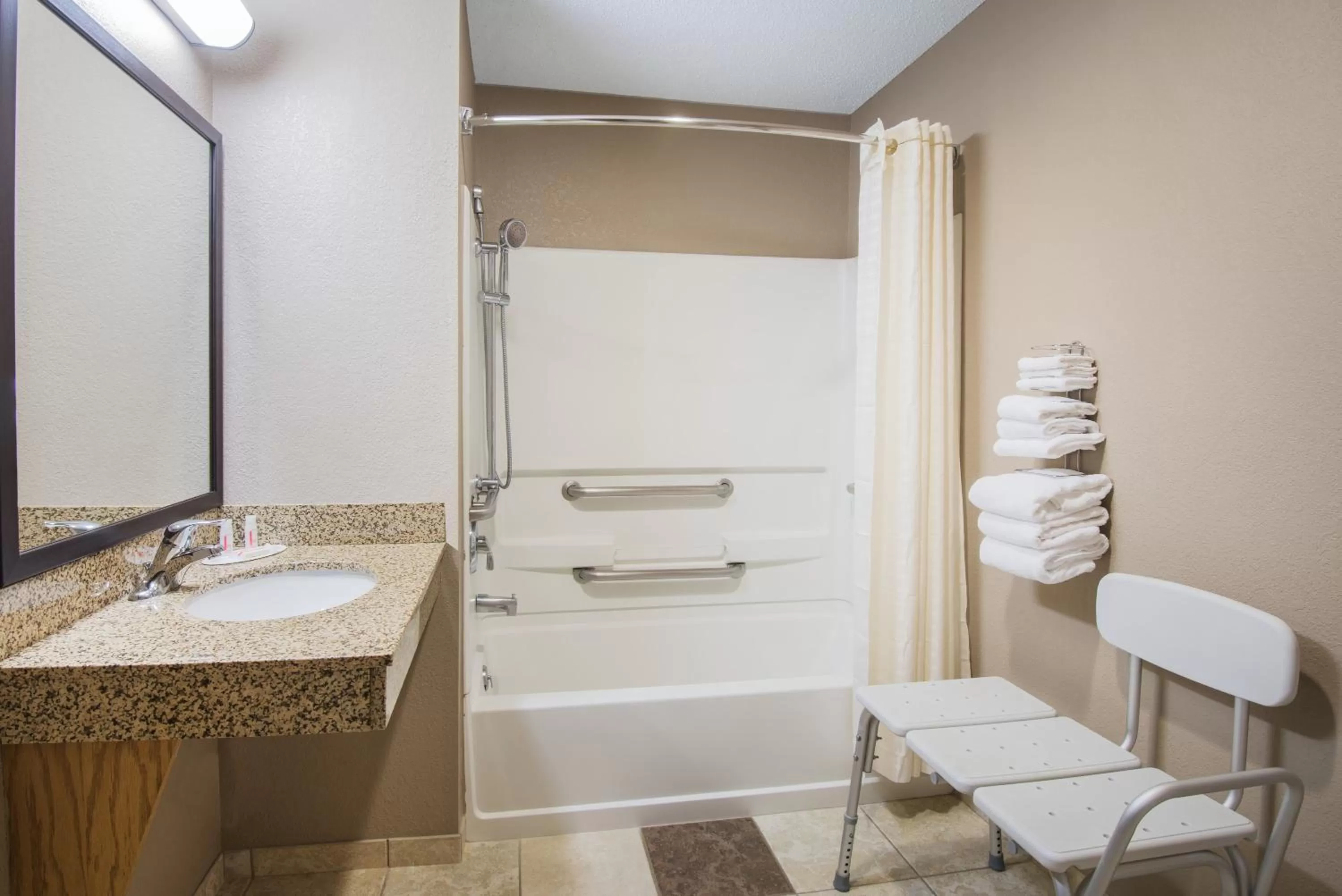 1 Queen Bed, Pet Friendly, Mobility Accessible Room, Non-Smoking in Super 8 by Wyndham Clearfield