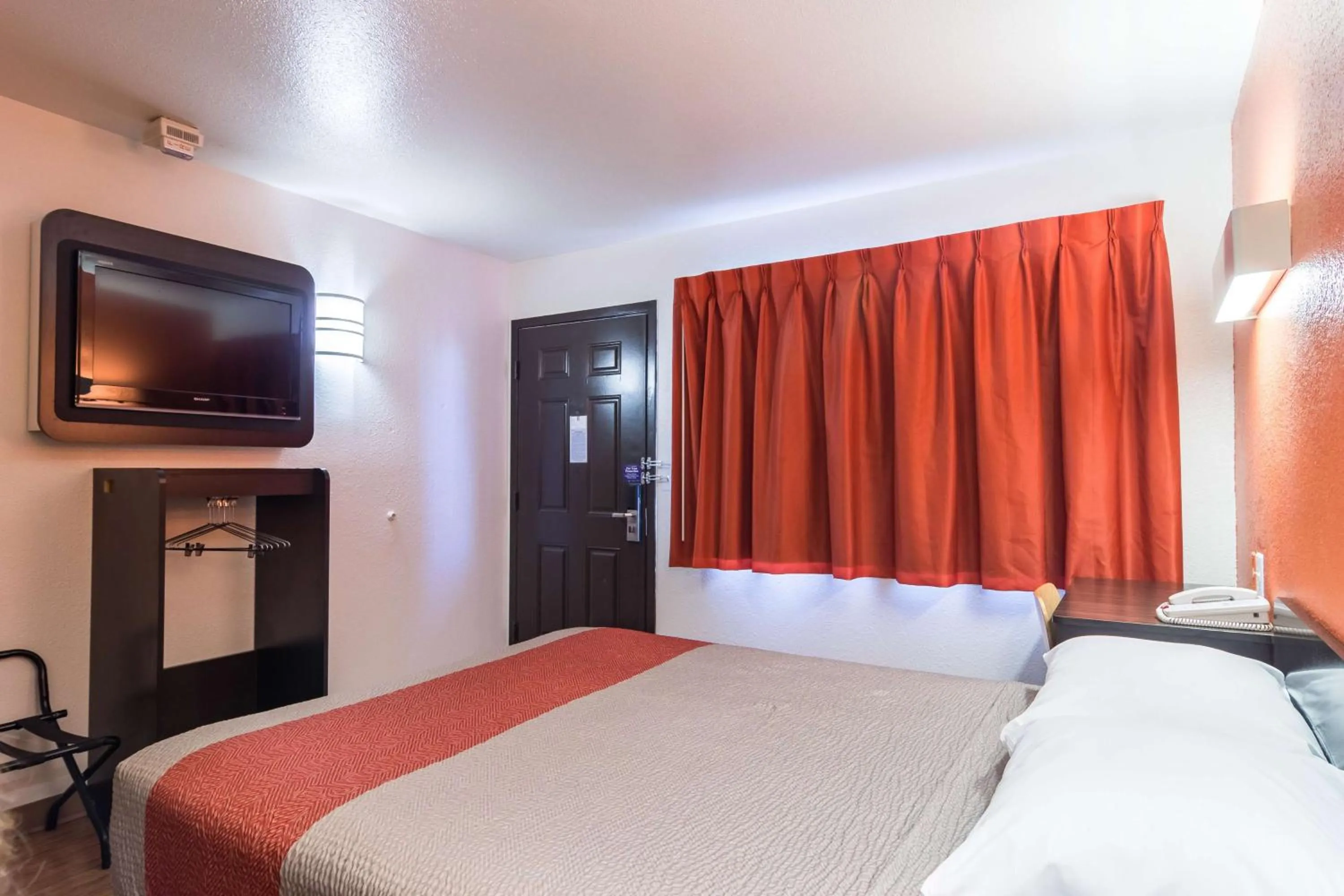 Queen Room - single occupancy - Non-Smoking in Motel 6-Oroville, CA