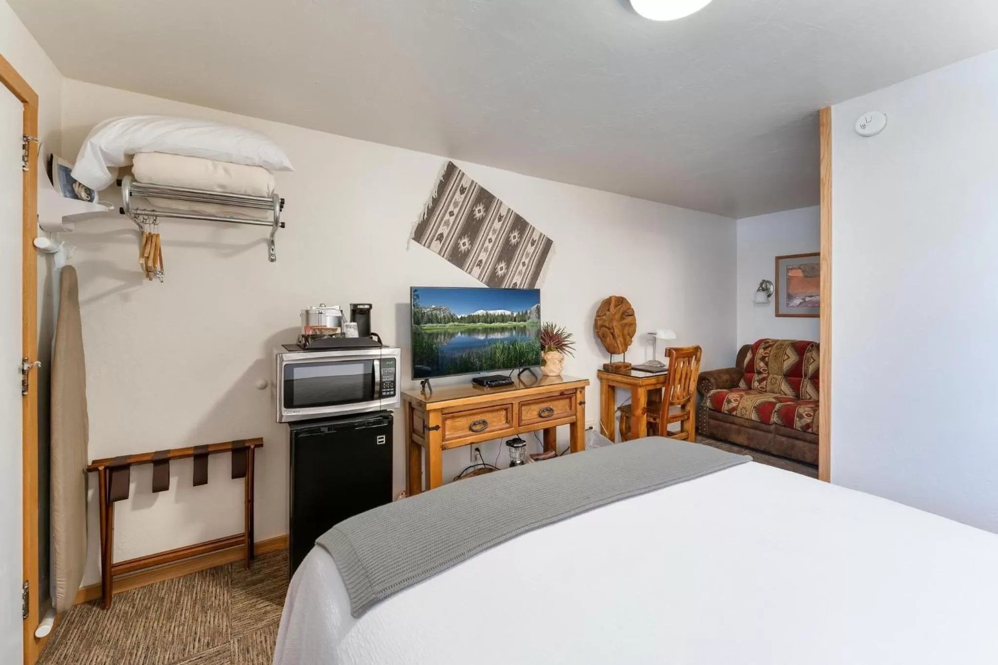 Queen Room in Stone Lizard Lodge