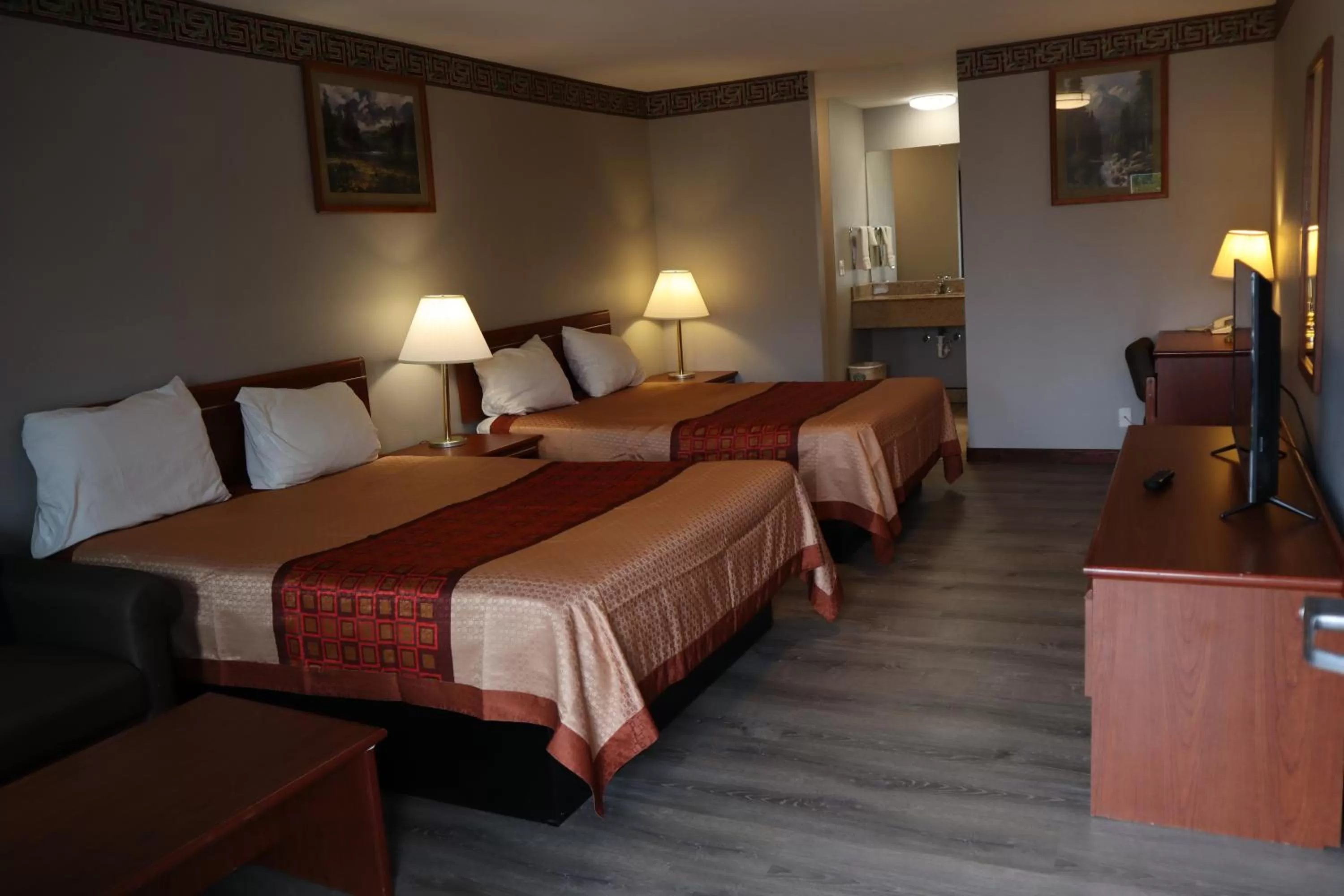 Queen Room with Two Queen Beds in Express Inn & Suites Eugene
