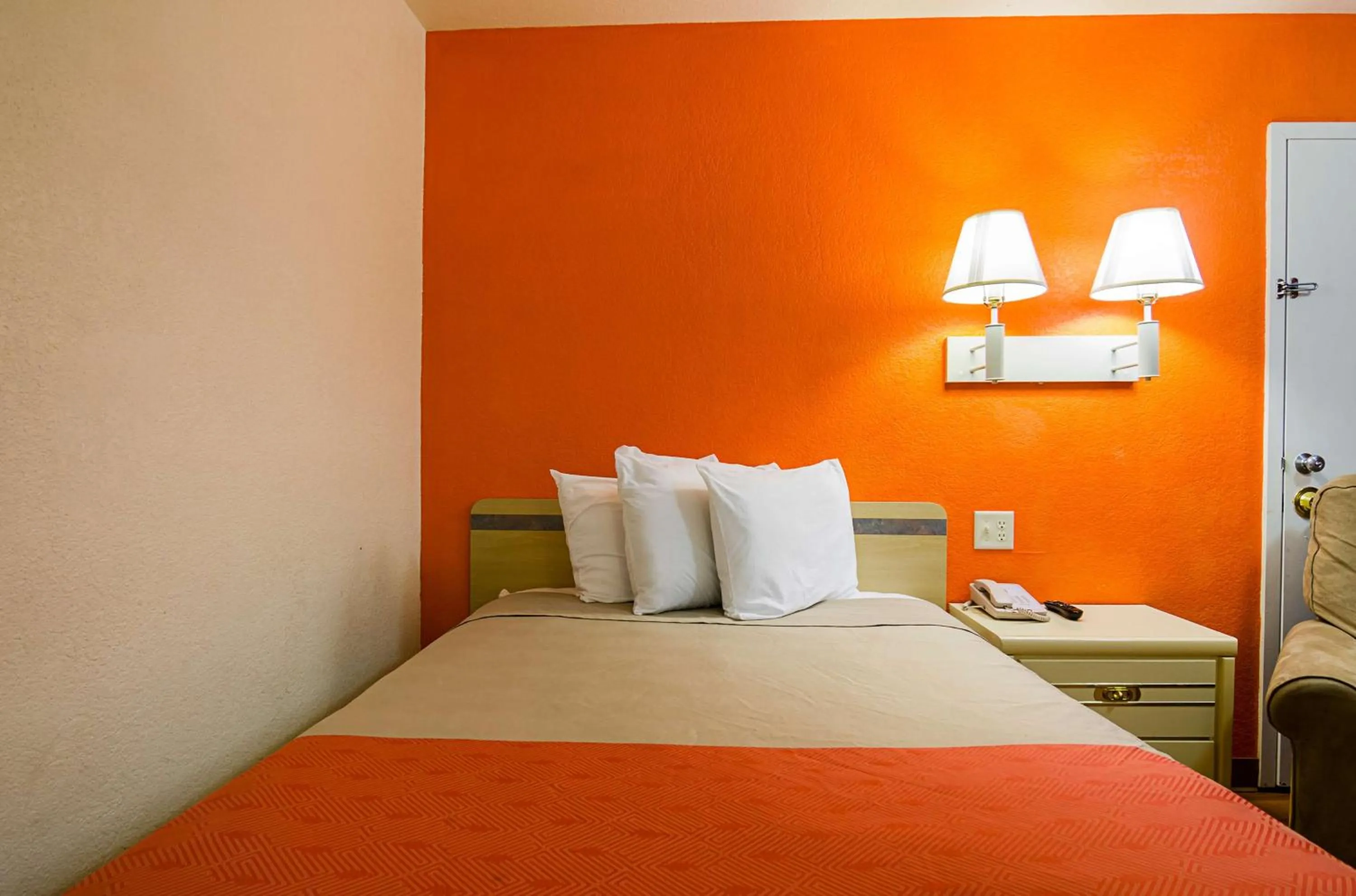 Double Room - single occupancy - Non-Smoking  in Motel 6-Mitchell, SD