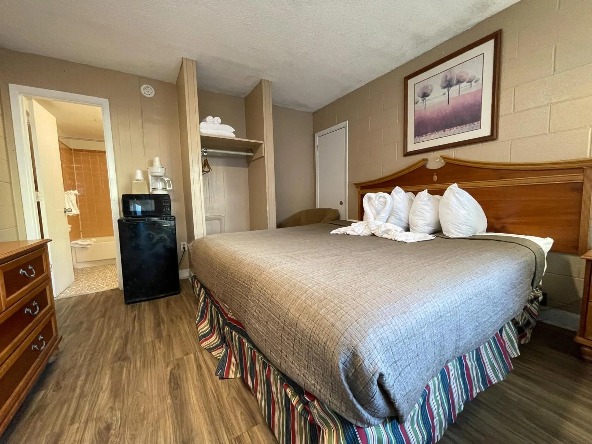 Non-Oceanfront King Room  in Polynesian Oceanfront Hotel