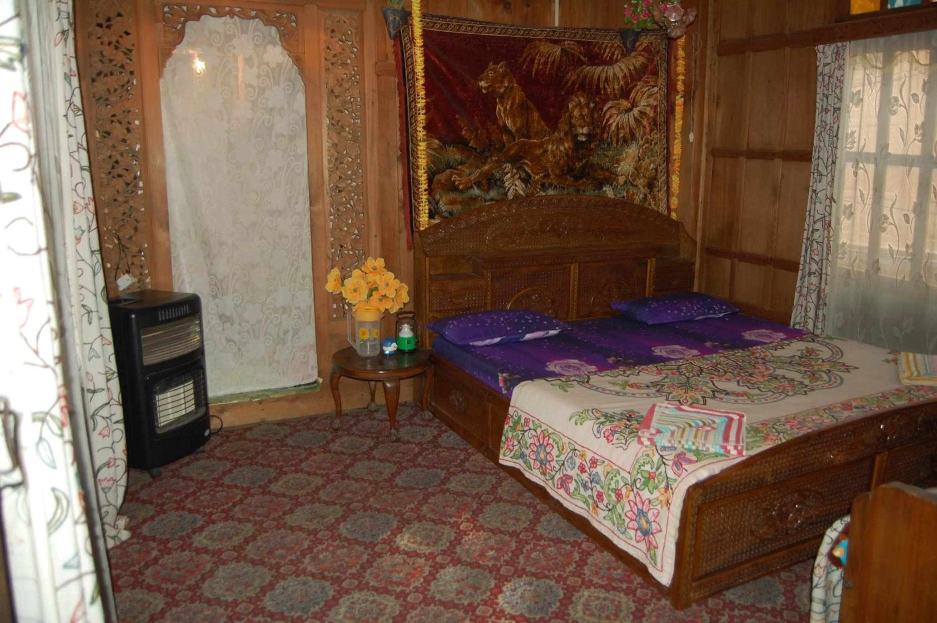 Economy Twin Room in Houseboat Zaindari Palace