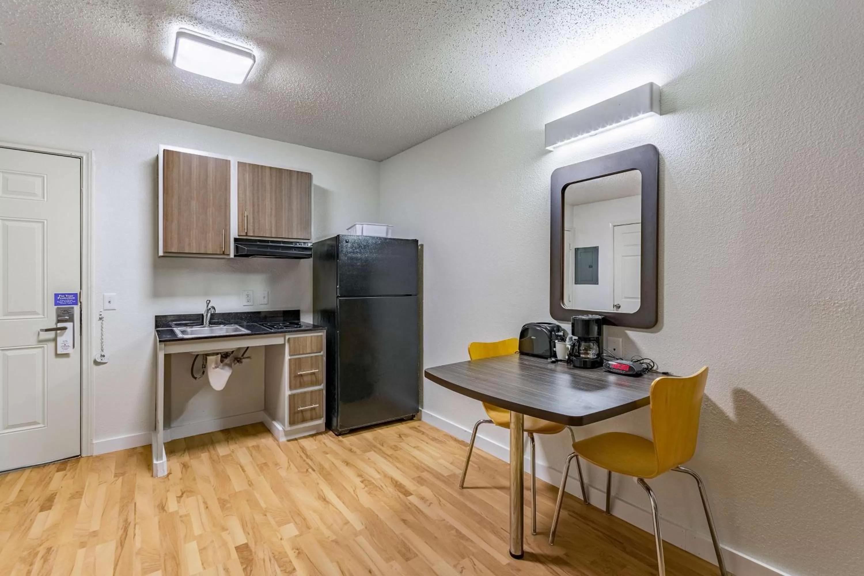 Deluxe Queen Room - Smoking in Studio 6-Dallas, TX