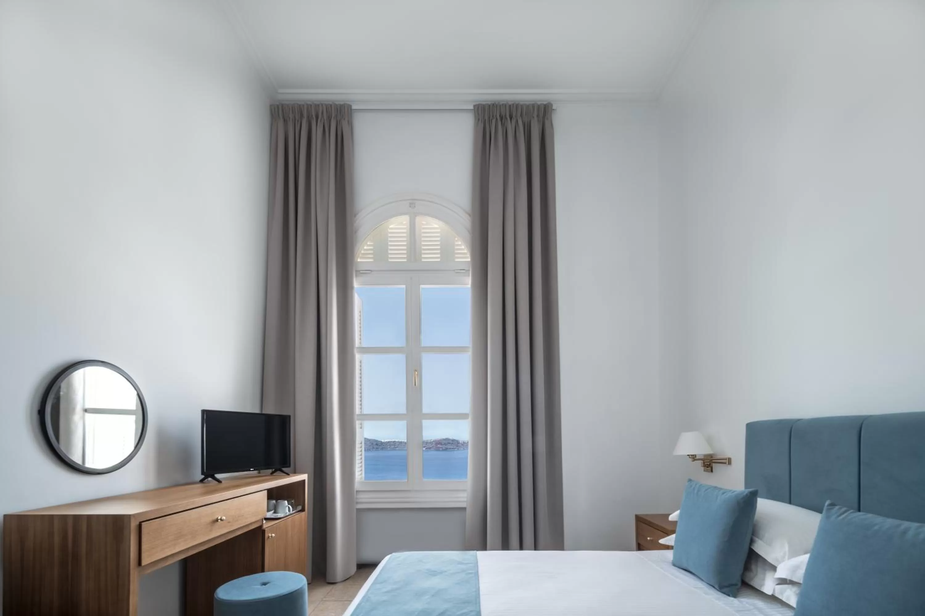 Classic Twin with Window, Caldera and Volcano View in Atlantis Hotel