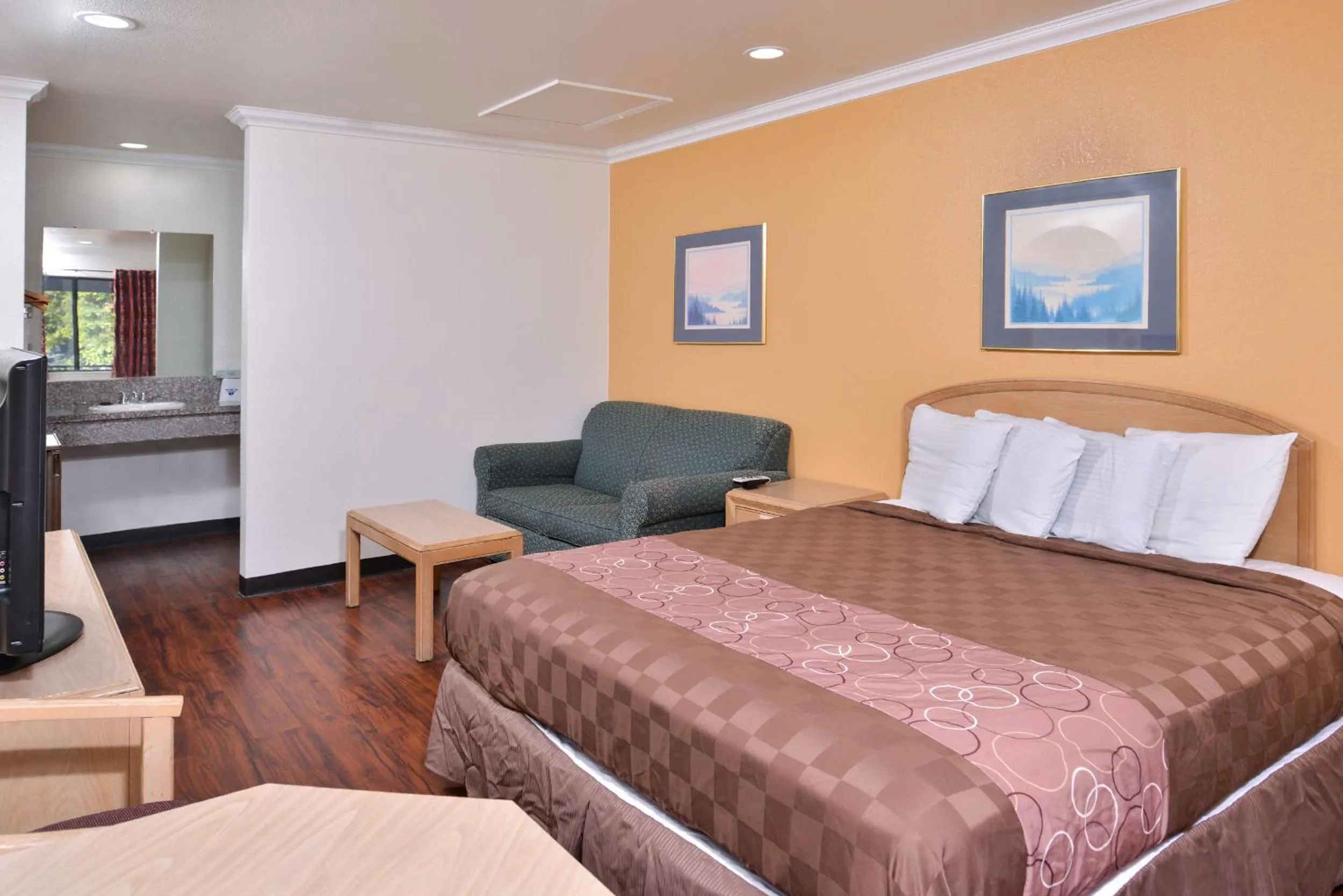 One Bedroom King Suite with Sofa Bed in Americas Best Value Inn and Suites Clearlake