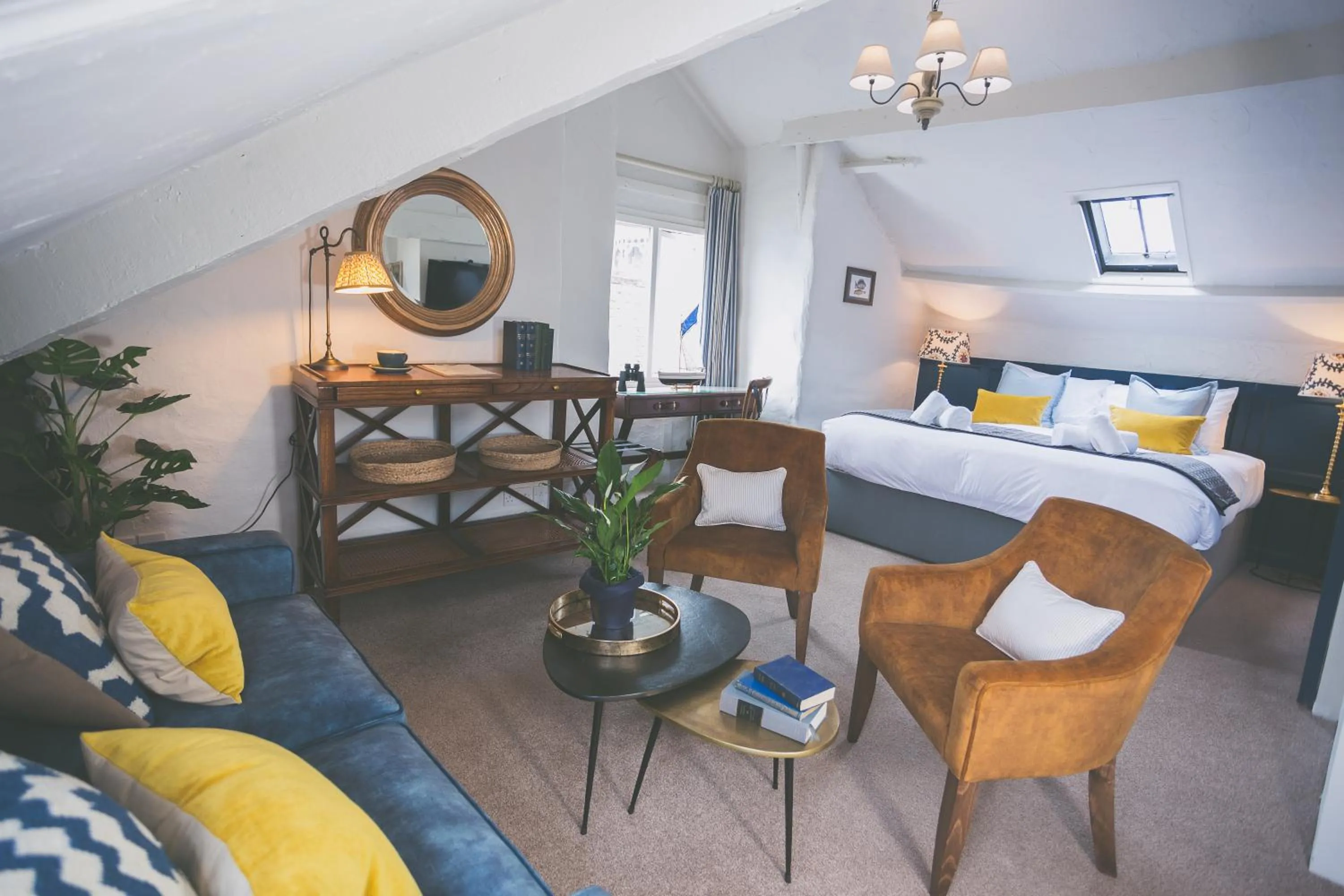 Deluxe Suite with Sea View in Bayards Cove Inn