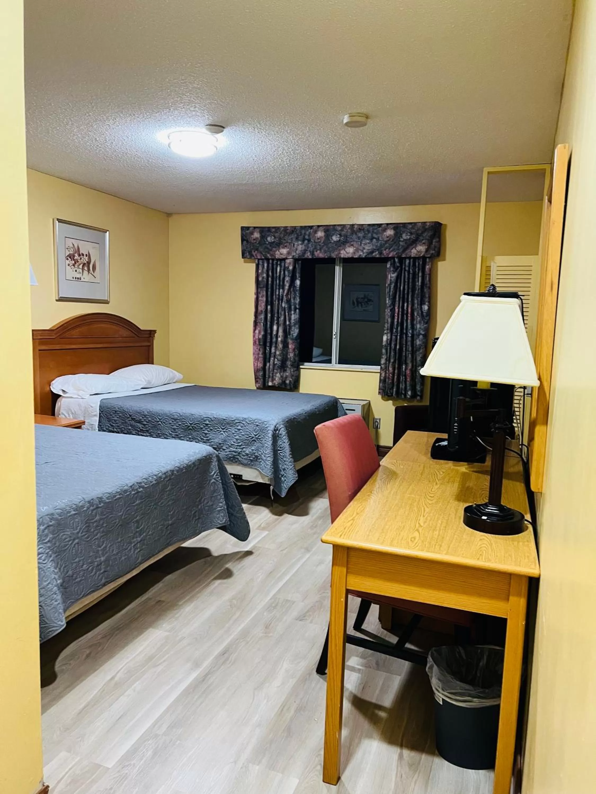 Standard Room with Two Double Beds - Smoking in Sunset Inn