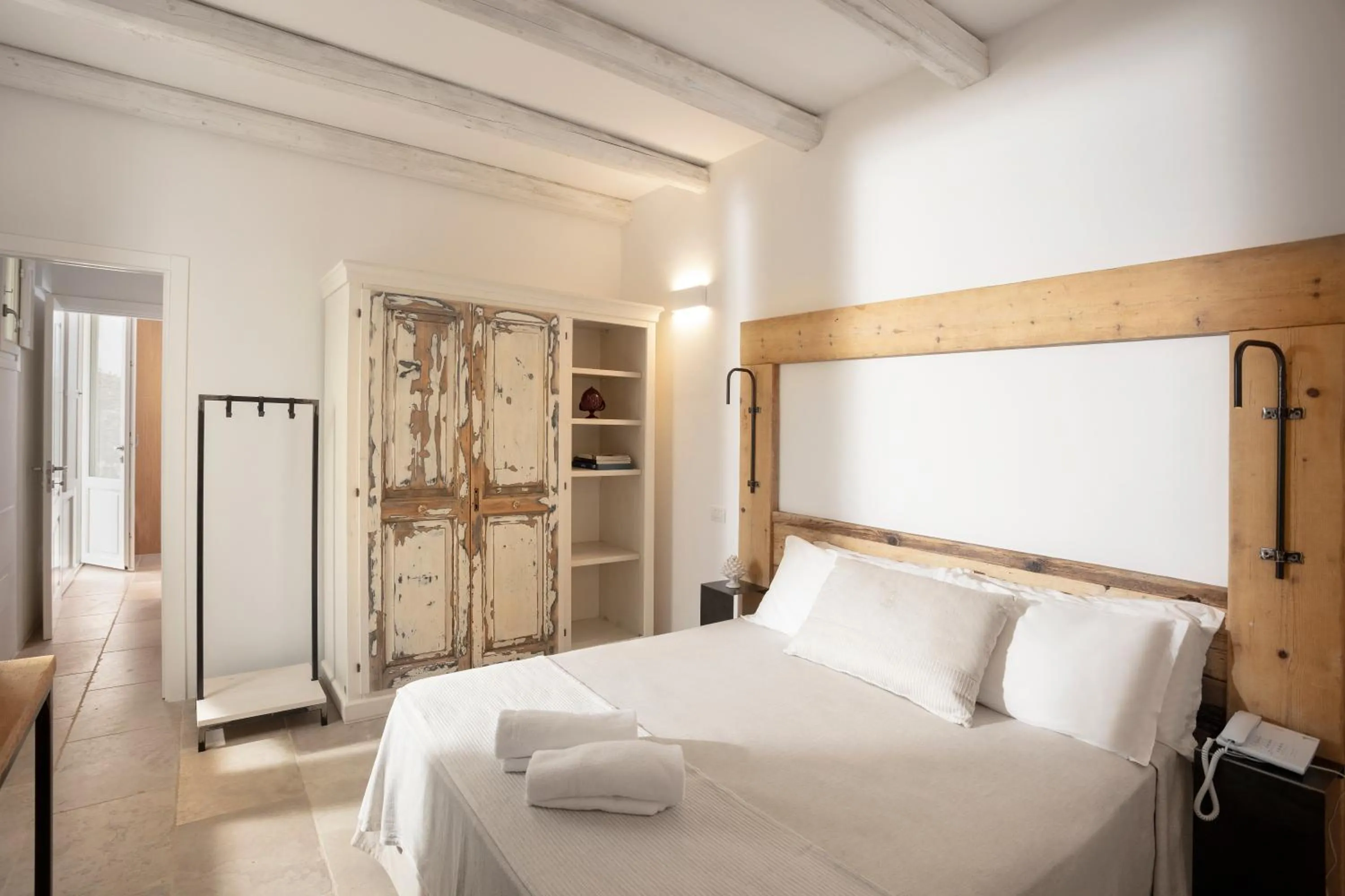 Queen Suite with Pool View in Masseria Mongio dell'Elefante