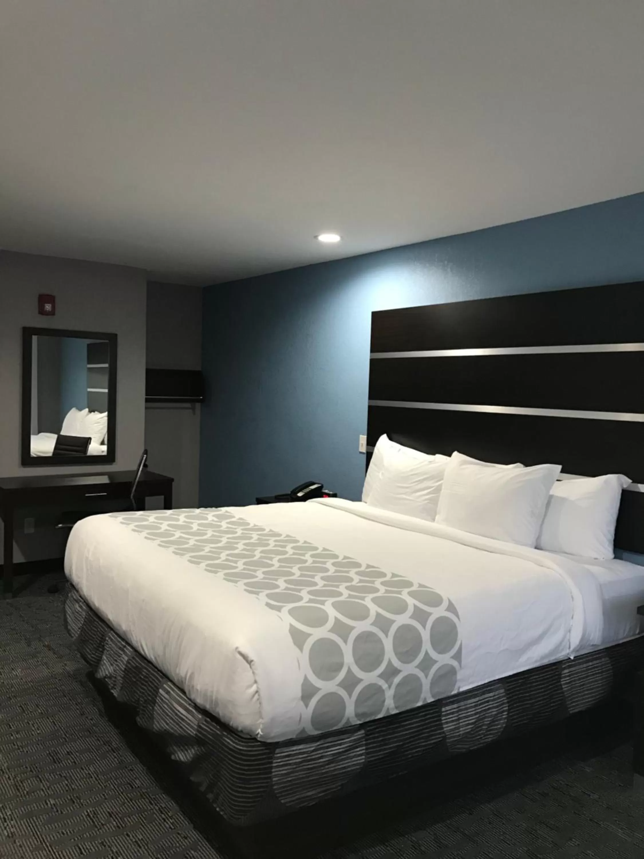 King Room - Non-Smoking in Rodeway Inn Calhoun South