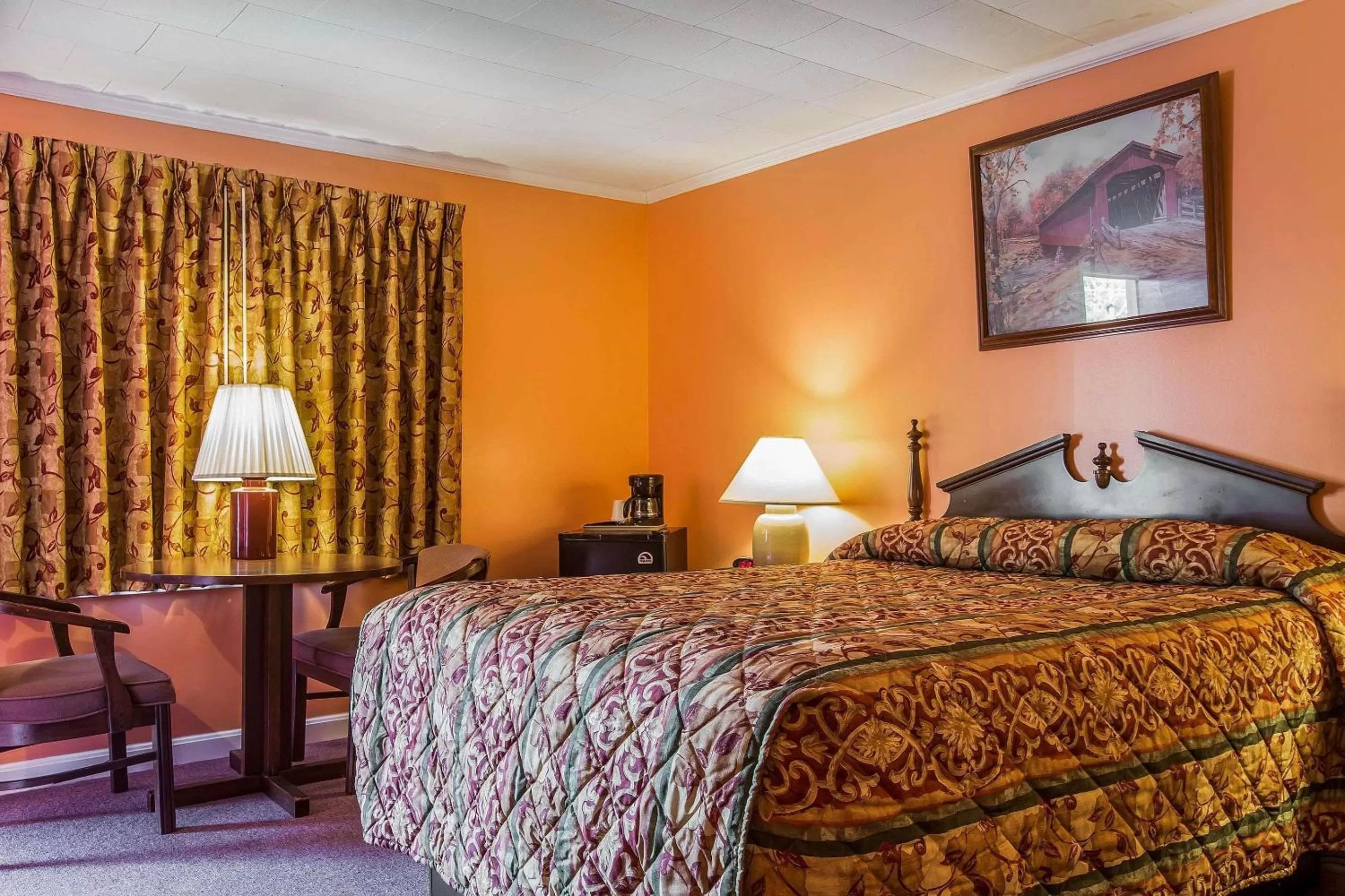 Queen Room - Non-Smoking in Rodeway Inn Lincoln I-93