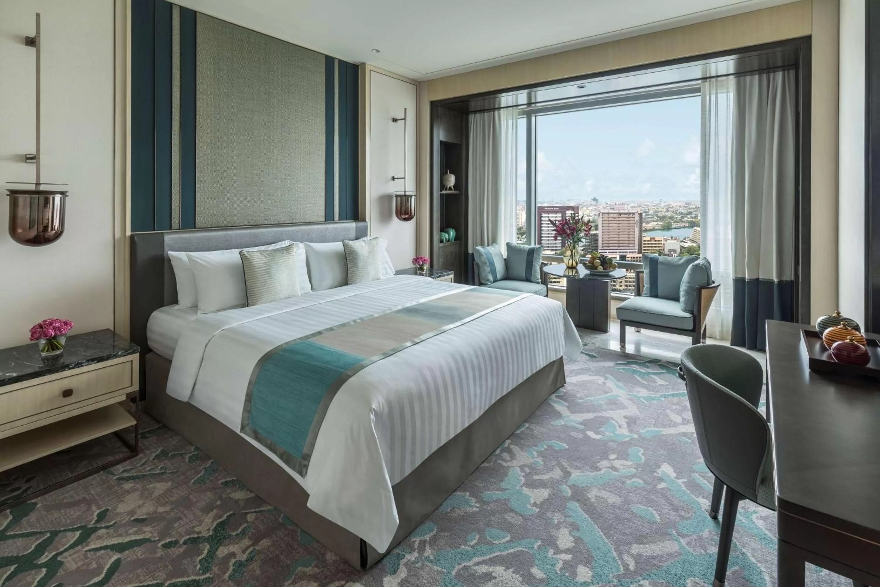 Horizon Club Lake View King - Lounge Access on 32nd floor including daily breakfast, complimentary daily high tea, happy hour, and canapés. in Shangri-La Colombo