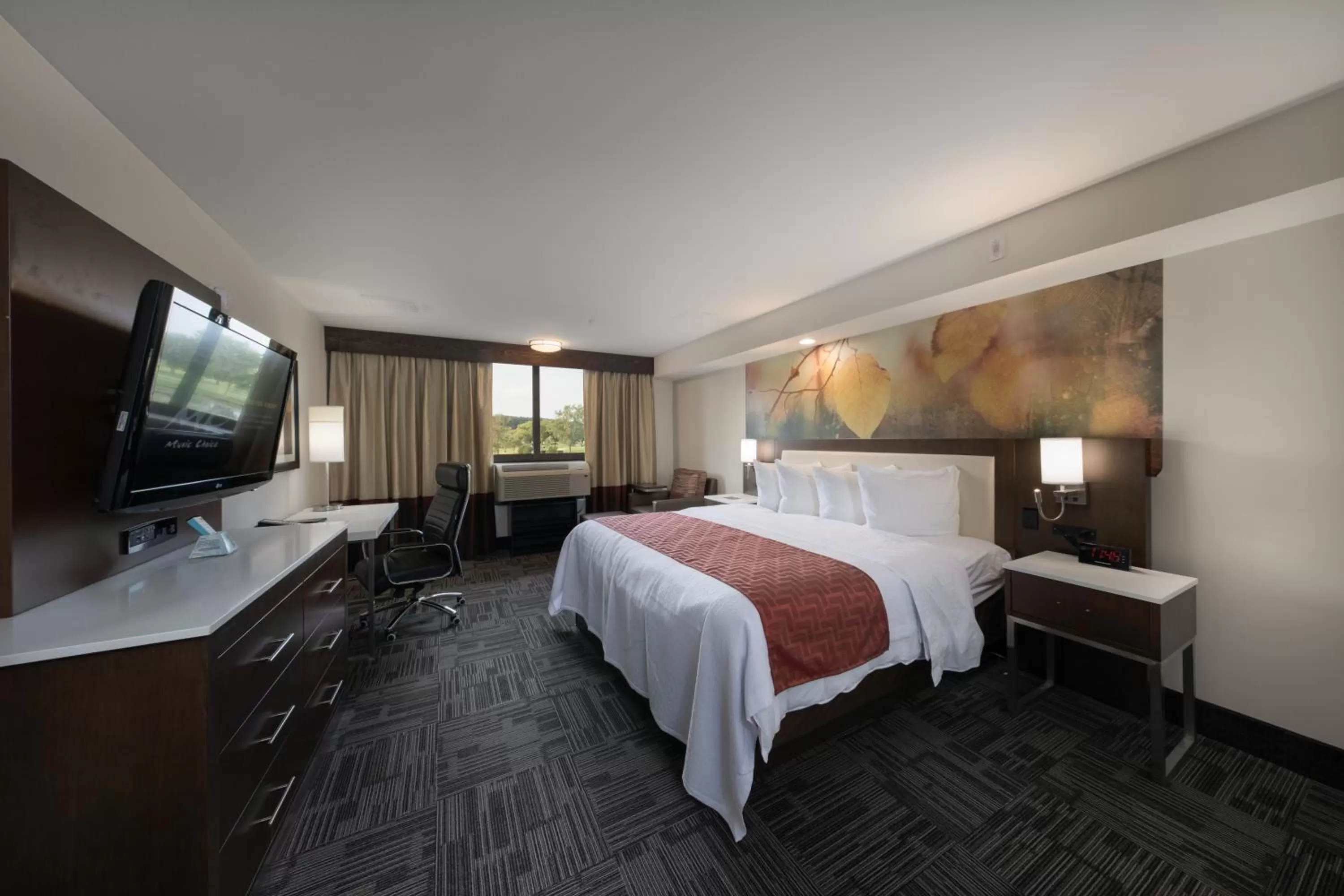 One-Bedroom Suite with Two Queen Beds in Holiday Inn Brookfield - Milwaukee by IHG