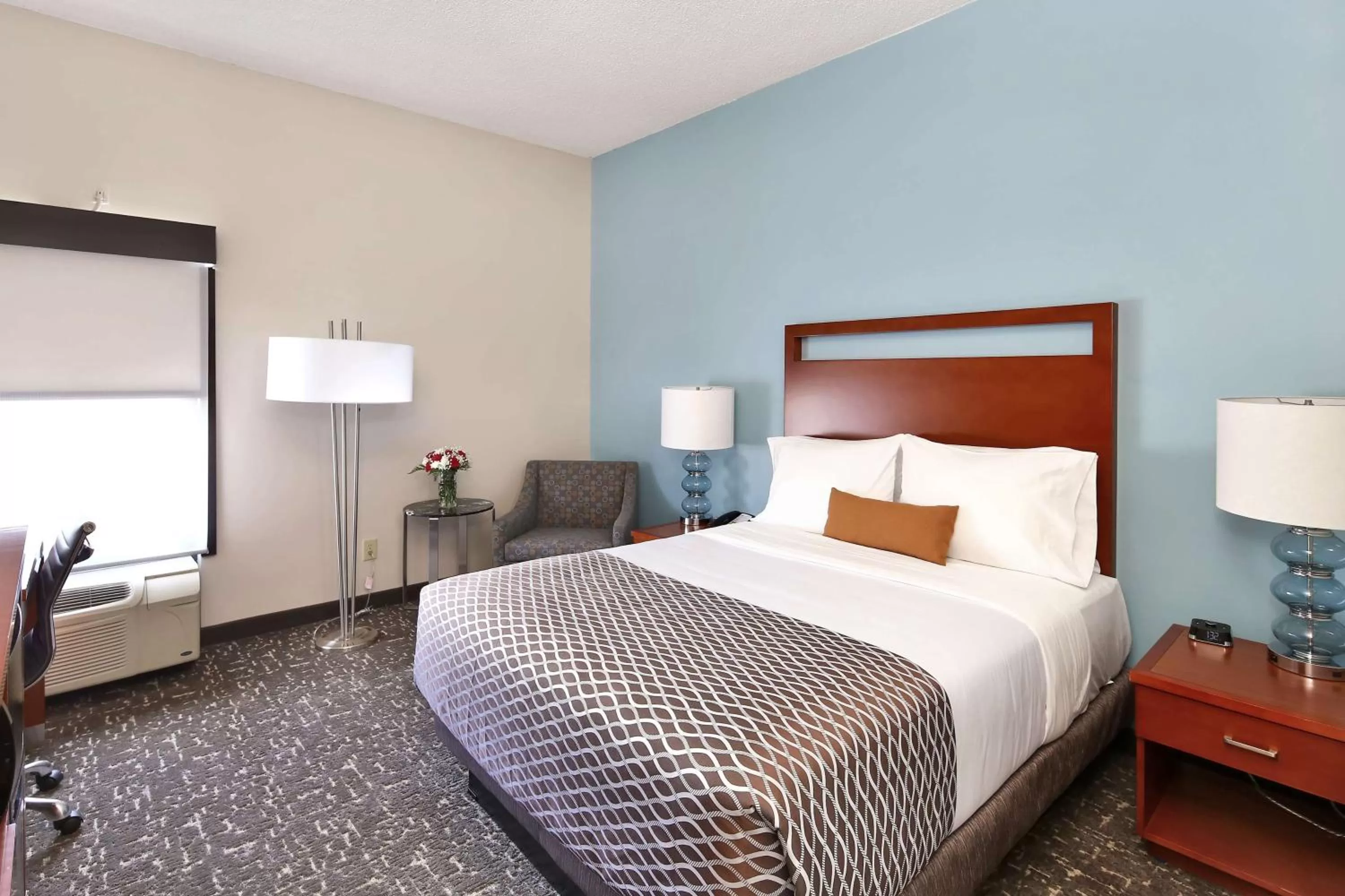 Queen Room with Mobility Accessible Bathtub in Best Western Plus Bellingham