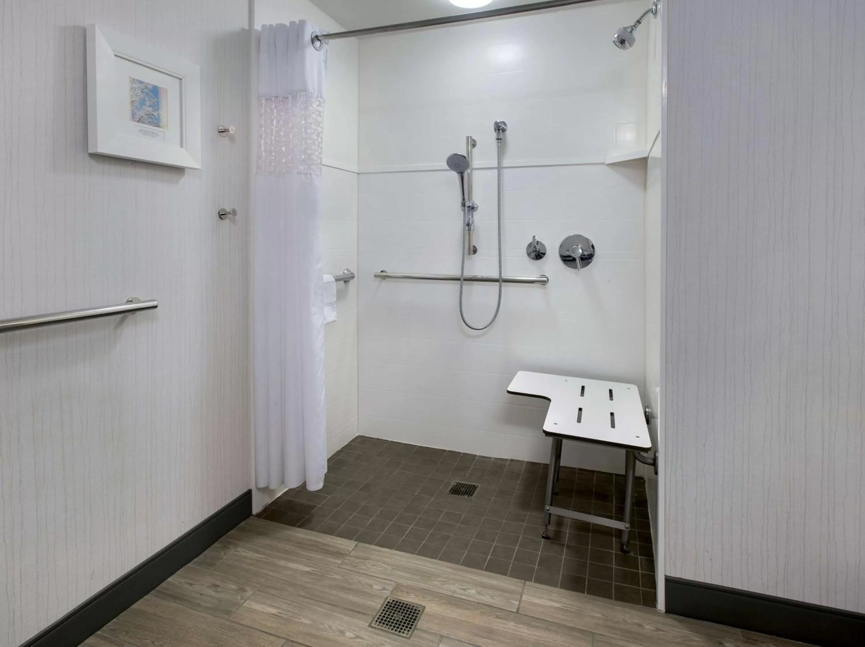 Queen Room with Roll-In Shower - Disability Access/Non-Smoking in Hampton Inn Middletown
