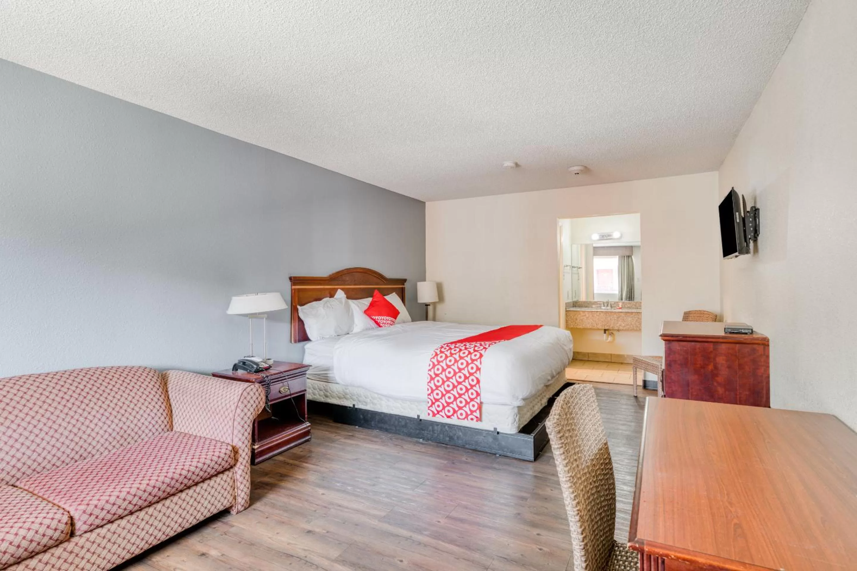 Premium King Bed in OYO Hotel Rosenberg TX I-69