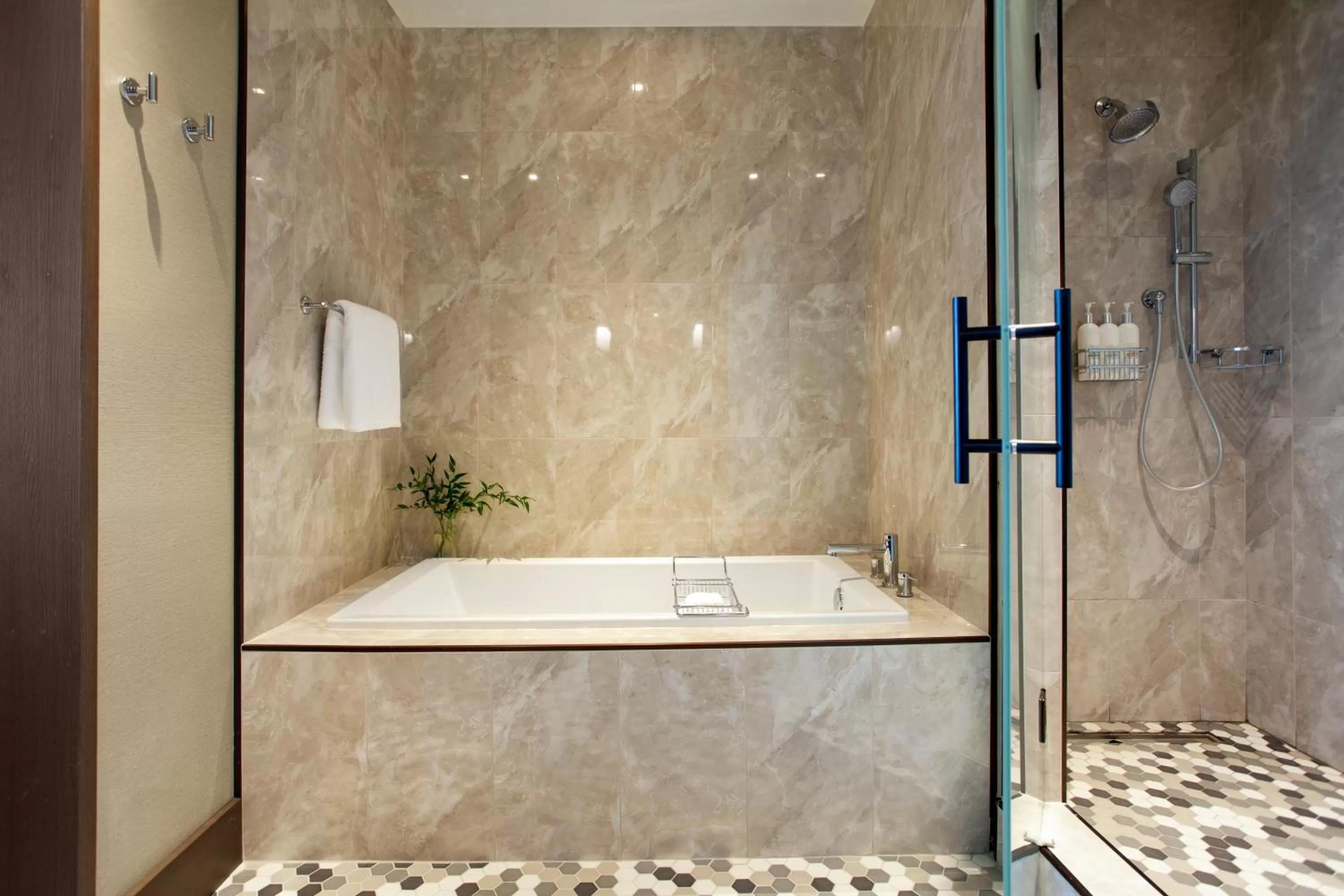 Luxury King Suite with Mountain View in Kimpton Hotel Arras by IHG