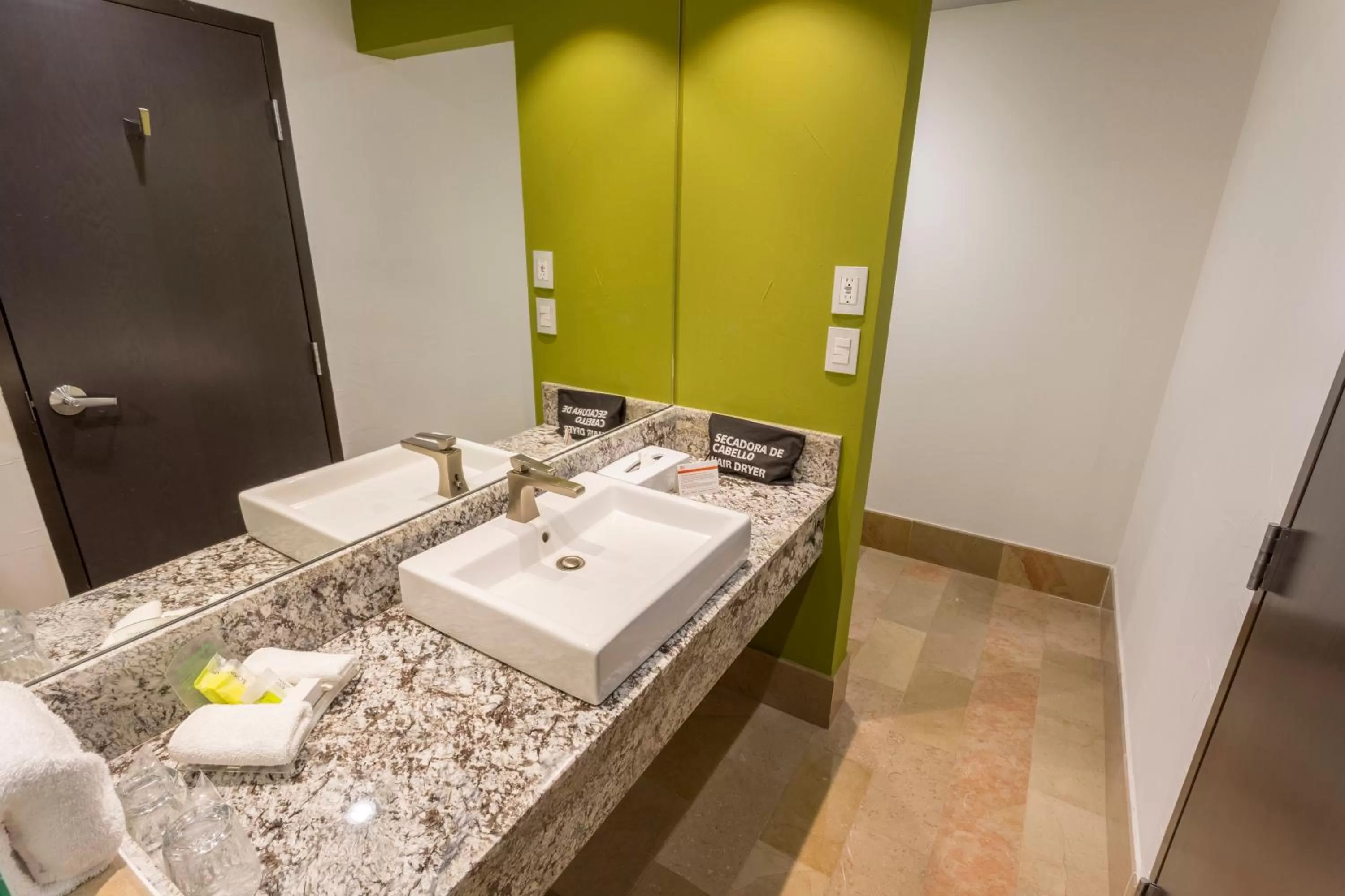 King Suite with Spa Bath in Holiday Inn Queretaro Zona Krystal by IHG